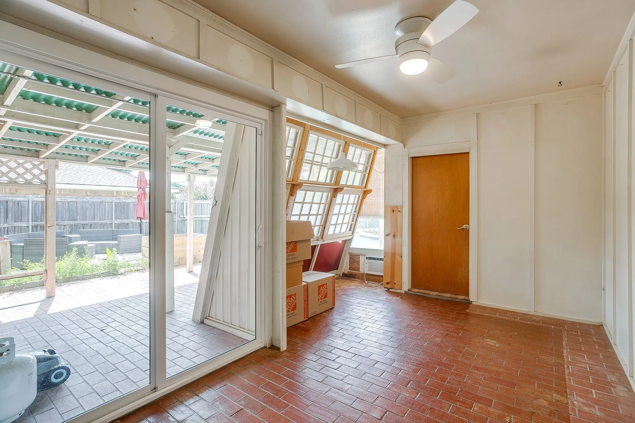 Single Family Residence For Sale in Tarrant County , 441 W Pleasantview Drive, Hurst, Texas 76054, 3 Bedroom, 2 Bathroom, 2 Garage spaces, 1,972 Sqft, built in 1968, mls#21352826, Real Estate Agent in Hurst, Homes For Sale in Tarrant county, Homes For Sale in Hurst, Realtor in Hurst Texas, Real Estate Brokerage Independent Realty Texas, Luminita Cordes Realtor