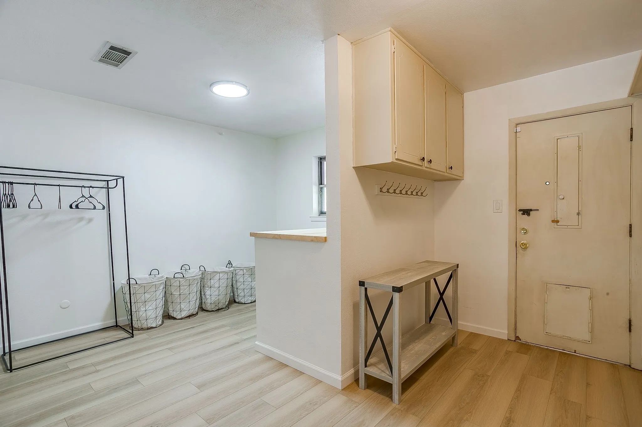 Single Family Residence For Sale in Tarrant County , 441 W Pleasantview Drive, Hurst, Texas 76054, 3 Bedroom, 2 Bathroom, 2 Garage spaces, 1,972 Sqft, built in 1968, mls#21352826, Real Estate Agent in Hurst, Homes For Sale in Tarrant county, Homes For Sale in Hurst, Realtor in Hurst Texas, Real Estate Brokerage Independent Realty Texas, Luminita Cordes Realtor