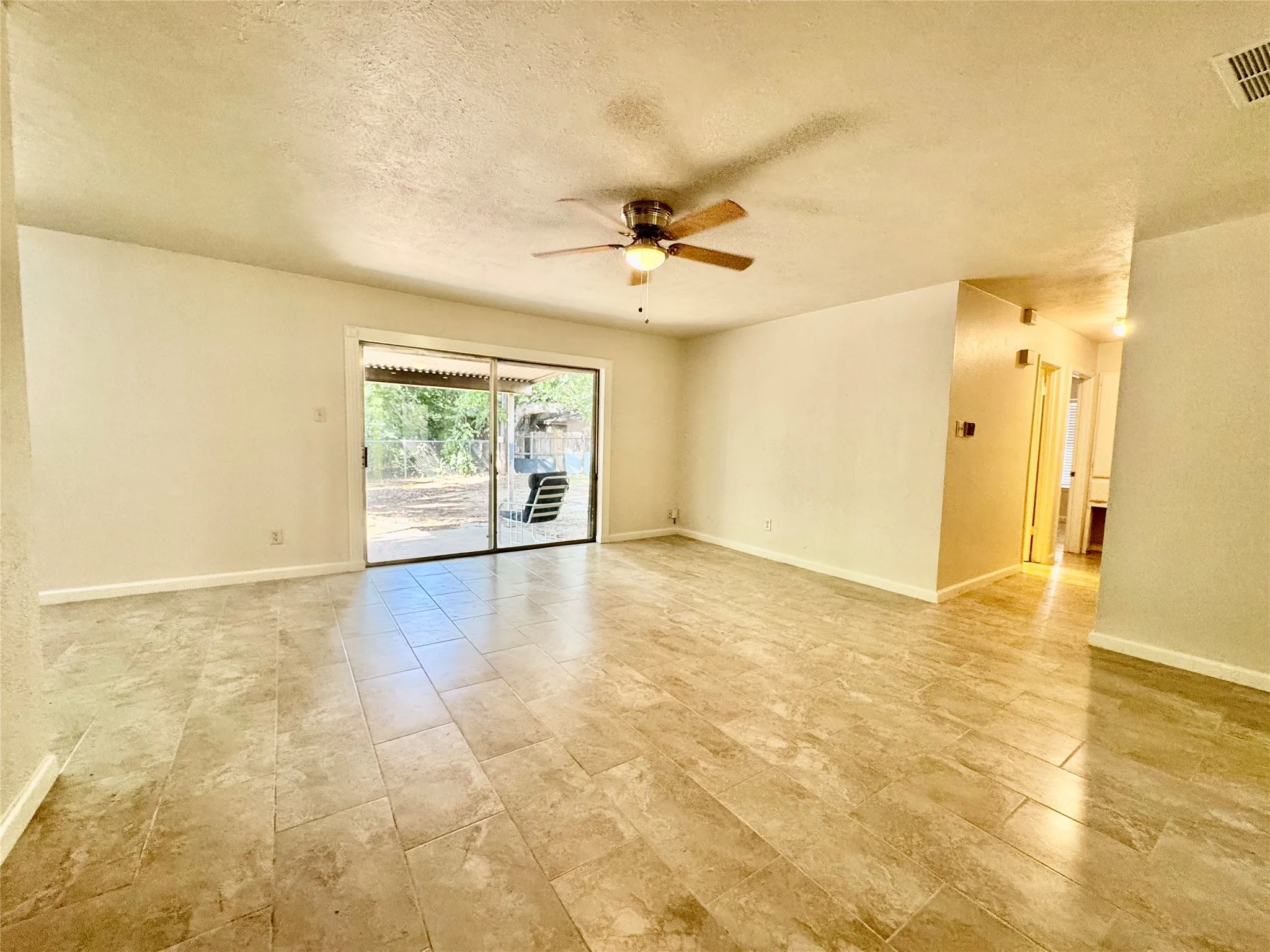 Single Family Residence For Rent in Tarrant County , 2207 Clover Park Drive, Arlington, Texas 76013, 3 Bedroom, 2 Bathroom, 1 Garage spaces, 1,160 Sqft, built in 1965, mls#21352910, Real Estate Agent in Arlington, Homes For Rent in Tarrant county, Homes For Rent in Arlington, Realtor in Arlington Texas, Real Estate Brokerage Independent Realty Texas, Luminita Cordes Realtor