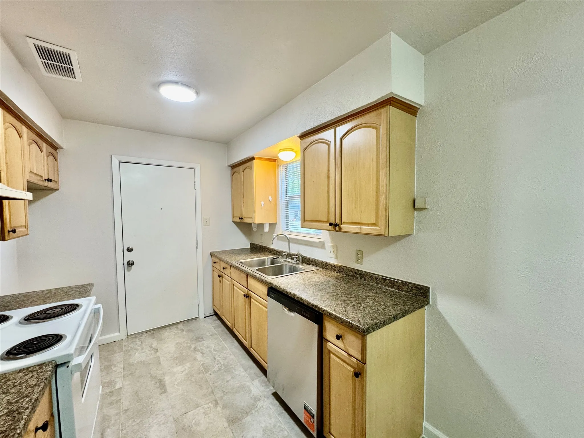 Single Family Residence For Rent in Tarrant County , 2207 Clover Park Drive, Arlington, Texas 76013, 3 Bedroom, 2 Bathroom, 1 Garage spaces, 1,160 Sqft, built in 1965, mls#21352910, Real Estate Agent in Arlington, Homes For Rent in Tarrant county, Homes For Rent in Arlington, Realtor in Arlington Texas, Real Estate Brokerage Independent Realty Texas, Luminita Cordes Realtor