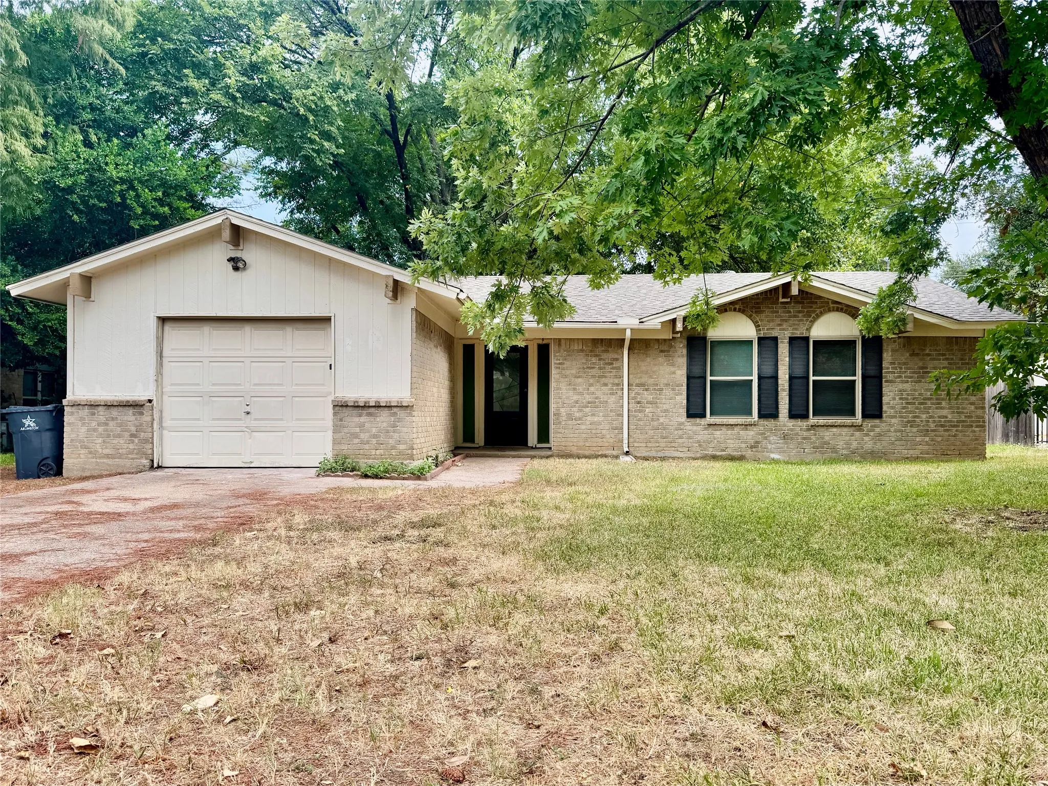 Single Family Residence For Rent in Tarrant County , 2207 Clover Park Drive, Arlington, Texas 76013, 3 Bedroom, 2 Bathroom, 1 Garage spaces, 1,160 Sqft, built in 1965, mls#21352910, Real Estate Agent in Arlington, Homes For Rent in Tarrant county, Homes For Rent in Arlington, Realtor in Arlington Texas, Real Estate Brokerage Independent Realty Texas, Luminita Cordes Realtor