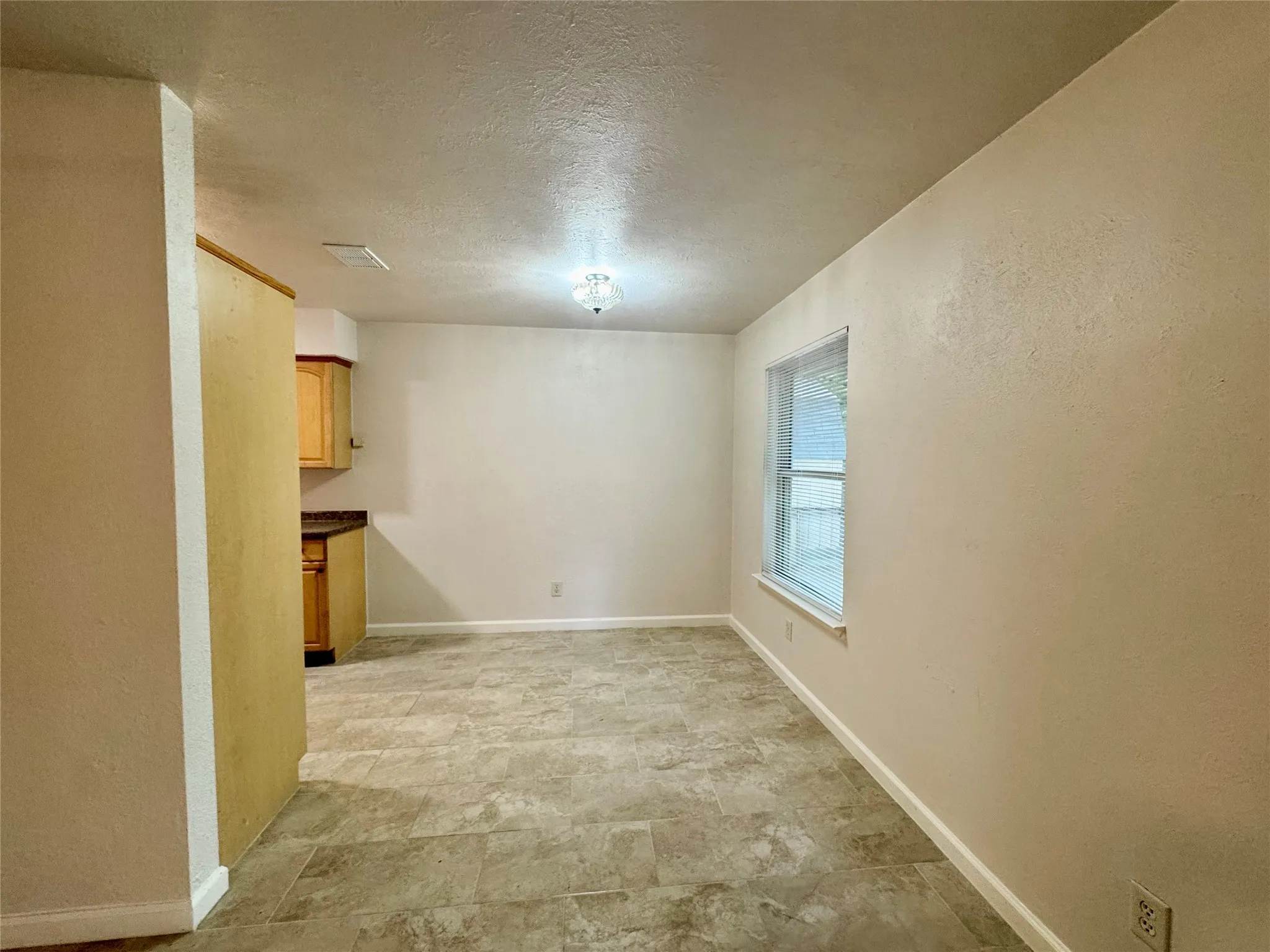 Single Family Residence For Rent in Tarrant County , 2207 Clover Park Drive, Arlington, Texas 76013, 3 Bedroom, 2 Bathroom, 1 Garage spaces, 1,160 Sqft, built in 1965, mls#21352910, Real Estate Agent in Arlington, Homes For Rent in Tarrant county, Homes For Rent in Arlington, Realtor in Arlington Texas, Real Estate Brokerage Independent Realty Texas, Luminita Cordes Realtor