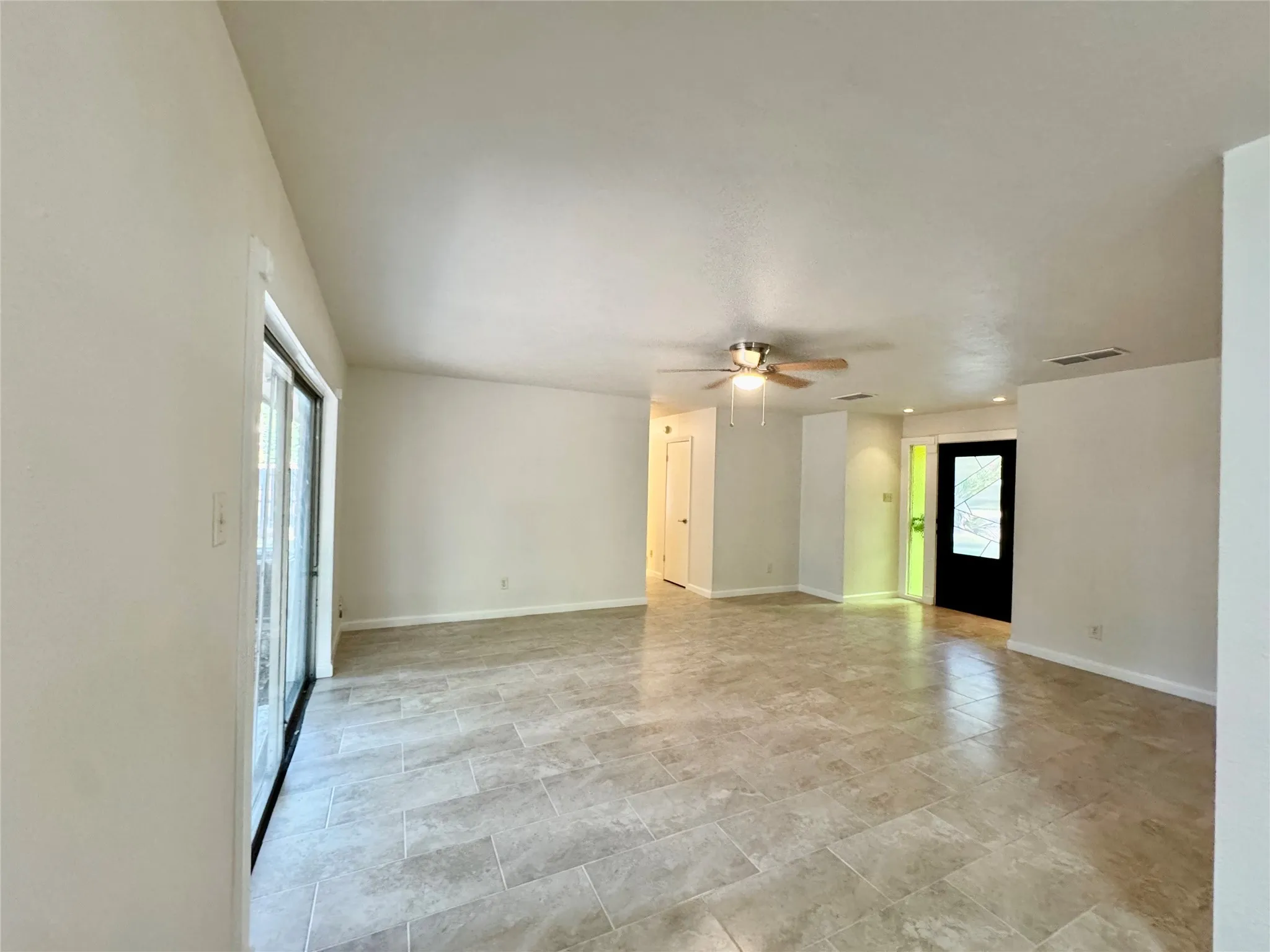 Single Family Residence For Rent in Tarrant County , 2207 Clover Park Drive, Arlington, Texas 76013, 3 Bedroom, 2 Bathroom, 1 Garage spaces, 1,160 Sqft, built in 1965, mls#21352910, Real Estate Agent in Arlington, Homes For Rent in Tarrant county, Homes For Rent in Arlington, Realtor in Arlington Texas, Real Estate Brokerage Independent Realty Texas, Luminita Cordes Realtor