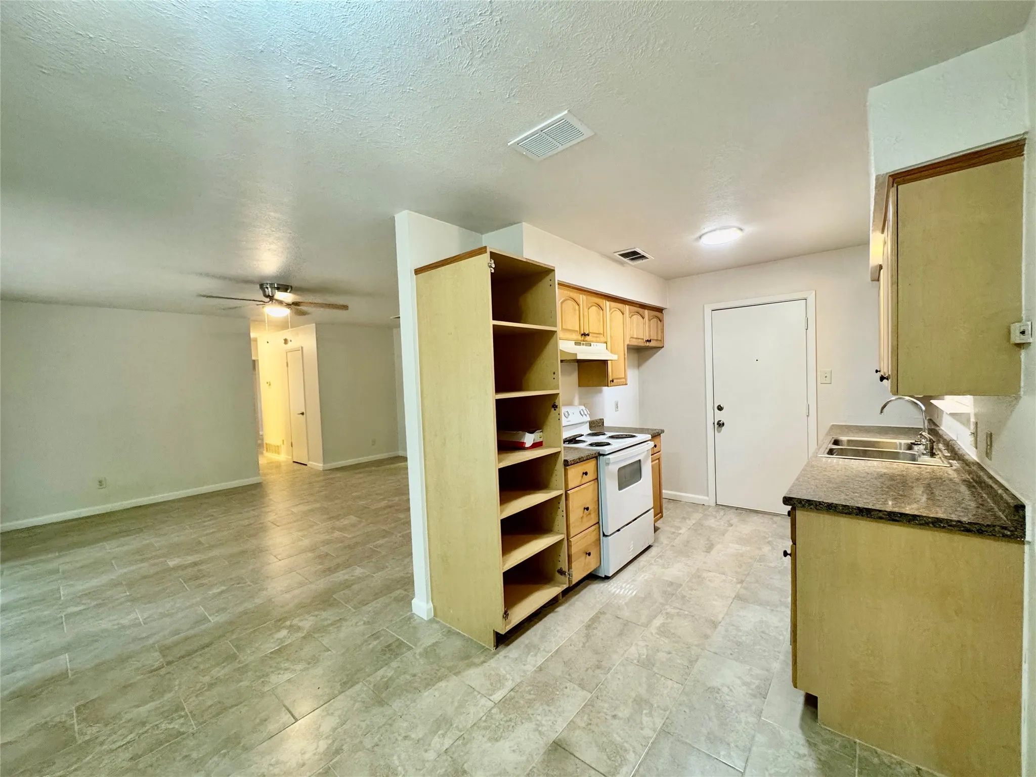 Single Family Residence For Rent in Tarrant County , 2207 Clover Park Drive, Arlington, Texas 76013, 3 Bedroom, 2 Bathroom, 1 Garage spaces, 1,160 Sqft, built in 1965, mls#21352910, Real Estate Agent in Arlington, Homes For Rent in Tarrant county, Homes For Rent in Arlington, Realtor in Arlington Texas, Real Estate Brokerage Independent Realty Texas, Luminita Cordes Realtor