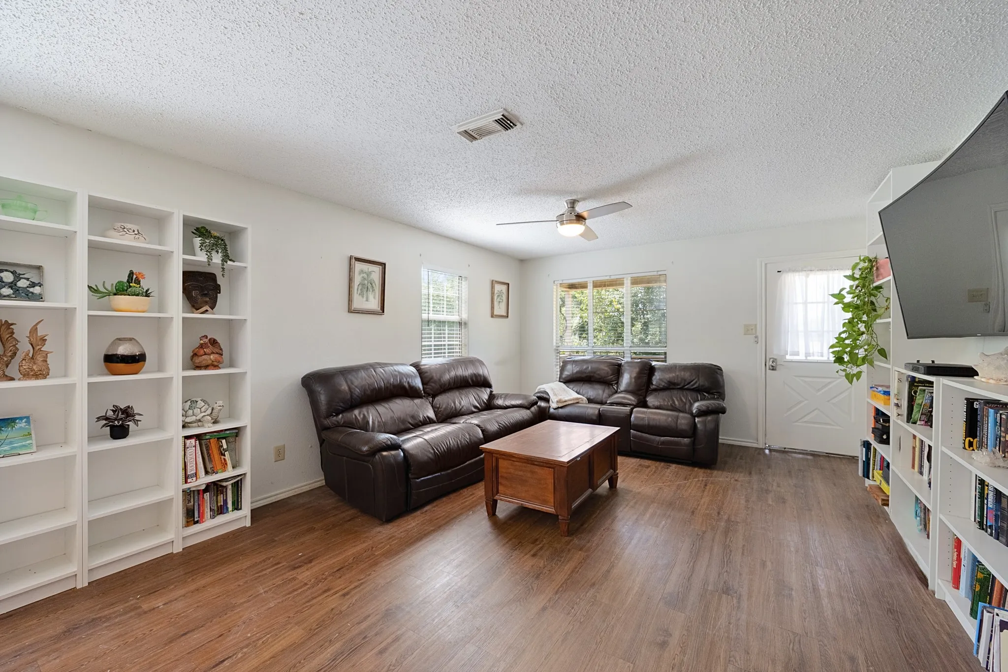 Single Family Residence For Sale in Kaufman County , 13905 Debbie Lane, Quinlan, Texas 75474, 4 Bedroom, 2 Bathroom, 2 Garage spaces, 1,399 Sqft, built in 1996, mls#21352887, Real Estate Agent in Quinlan, Homes For Sale in Kaufman county, Homes For Sale in Quinlan, Realtor in Quinlan Texas, Real Estate Brokerage Independent Realty Texas, Luminita Cordes Realtor