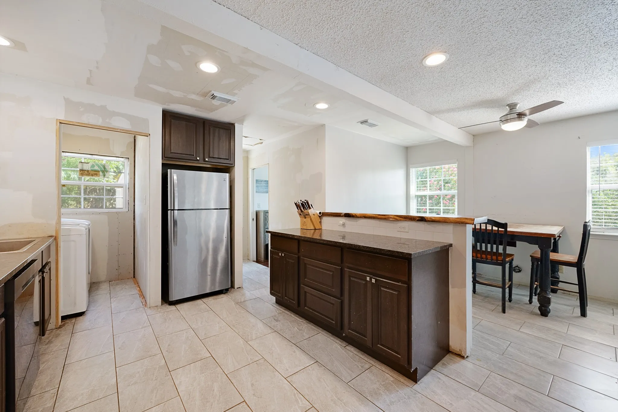 Single Family Residence For Sale in Kaufman County , 13905 Debbie Lane, Quinlan, Texas 75474, 4 Bedroom, 2 Bathroom, 2 Garage spaces, 1,399 Sqft, built in 1996, mls#21352887, Real Estate Agent in Quinlan, Homes For Sale in Kaufman county, Homes For Sale in Quinlan, Realtor in Quinlan Texas, Real Estate Brokerage Independent Realty Texas, Luminita Cordes Realtor