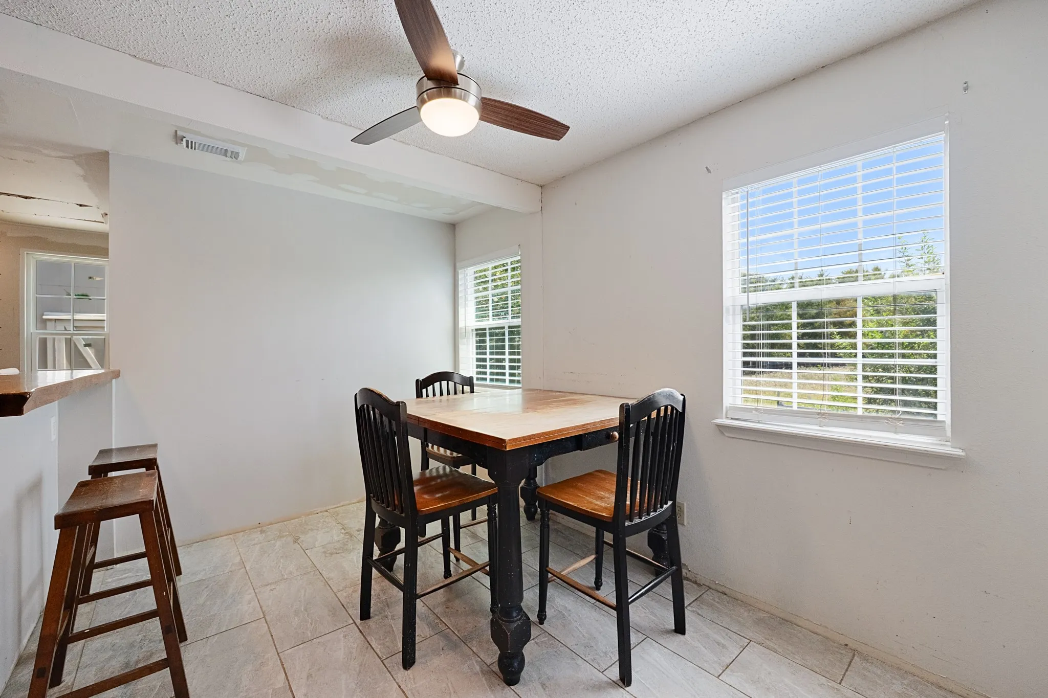 Single Family Residence For Sale in Kaufman County , 13905 Debbie Lane, Quinlan, Texas 75474, 4 Bedroom, 2 Bathroom, 2 Garage spaces, 1,399 Sqft, built in 1996, mls#21352887, Real Estate Agent in Quinlan, Homes For Sale in Kaufman county, Homes For Sale in Quinlan, Realtor in Quinlan Texas, Real Estate Brokerage Independent Realty Texas, Luminita Cordes Realtor