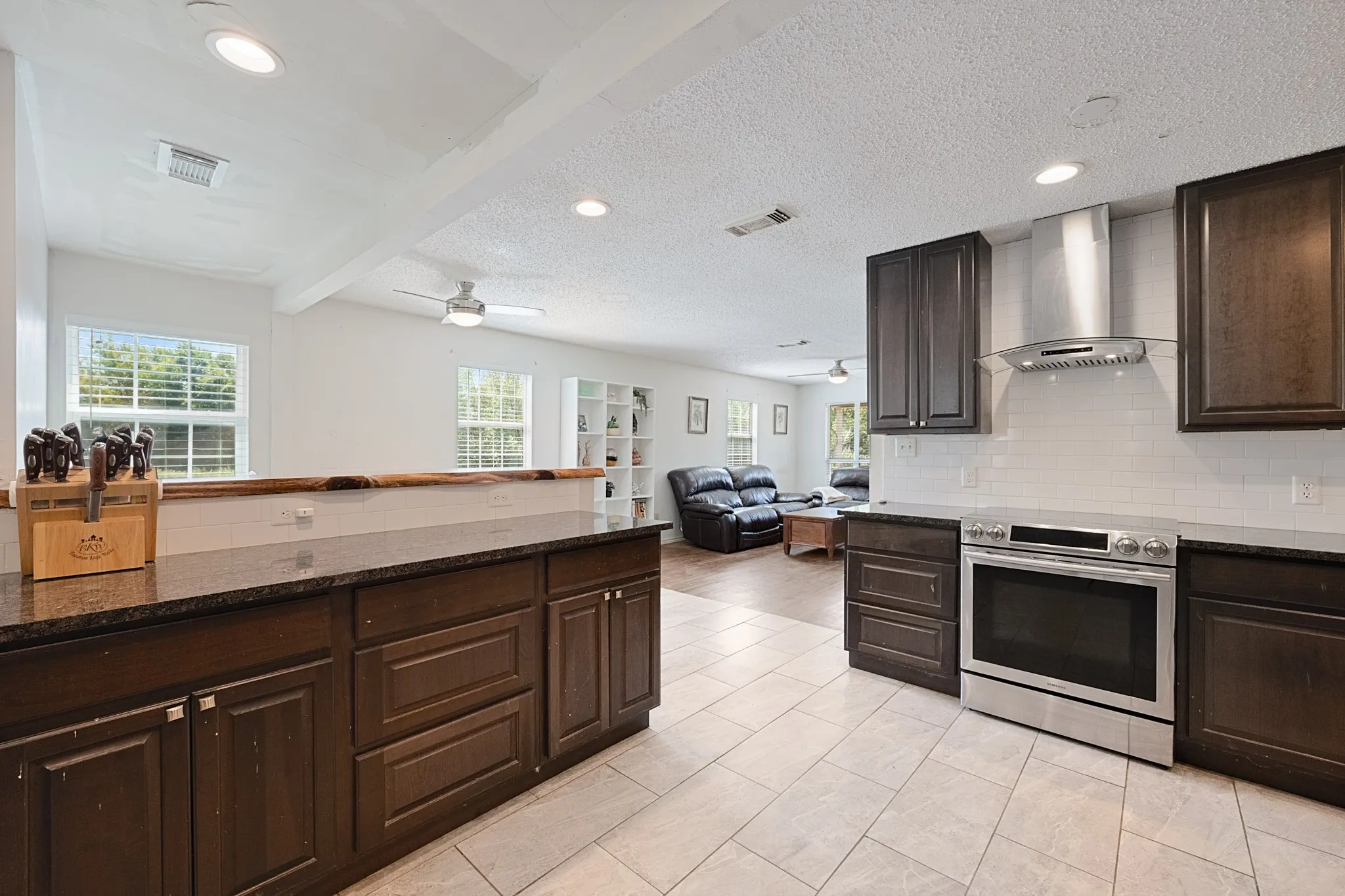 Single Family Residence For Sale in Kaufman County , 13905 Debbie Lane, Quinlan, Texas 75474, 4 Bedroom, 2 Bathroom, 2 Garage spaces, 1,399 Sqft, built in 1996, mls#21352887, Real Estate Agent in Quinlan, Homes For Sale in Kaufman county, Homes For Sale in Quinlan, Realtor in Quinlan Texas, Real Estate Brokerage Independent Realty Texas, Luminita Cordes Realtor