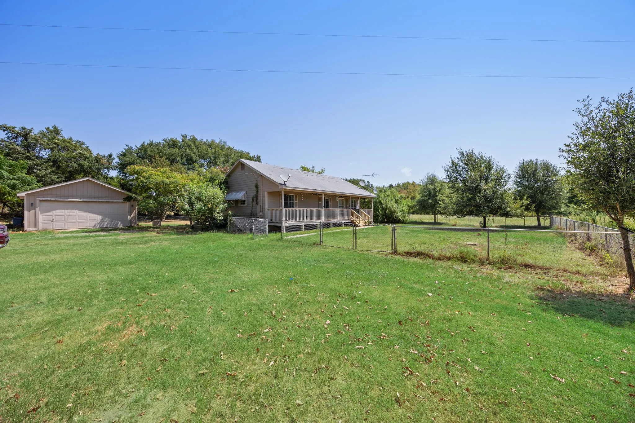 Single Family Residence For Sale in Kaufman County , 13905 Debbie Lane, Quinlan, Texas 75474, 4 Bedroom, 2 Bathroom, 2 Garage spaces, 1,399 Sqft, built in 1996, mls#21352887, Real Estate Agent in Quinlan, Homes For Sale in Kaufman county, Homes For Sale in Quinlan, Realtor in Quinlan Texas, Real Estate Brokerage Independent Realty Texas, Luminita Cordes Realtor