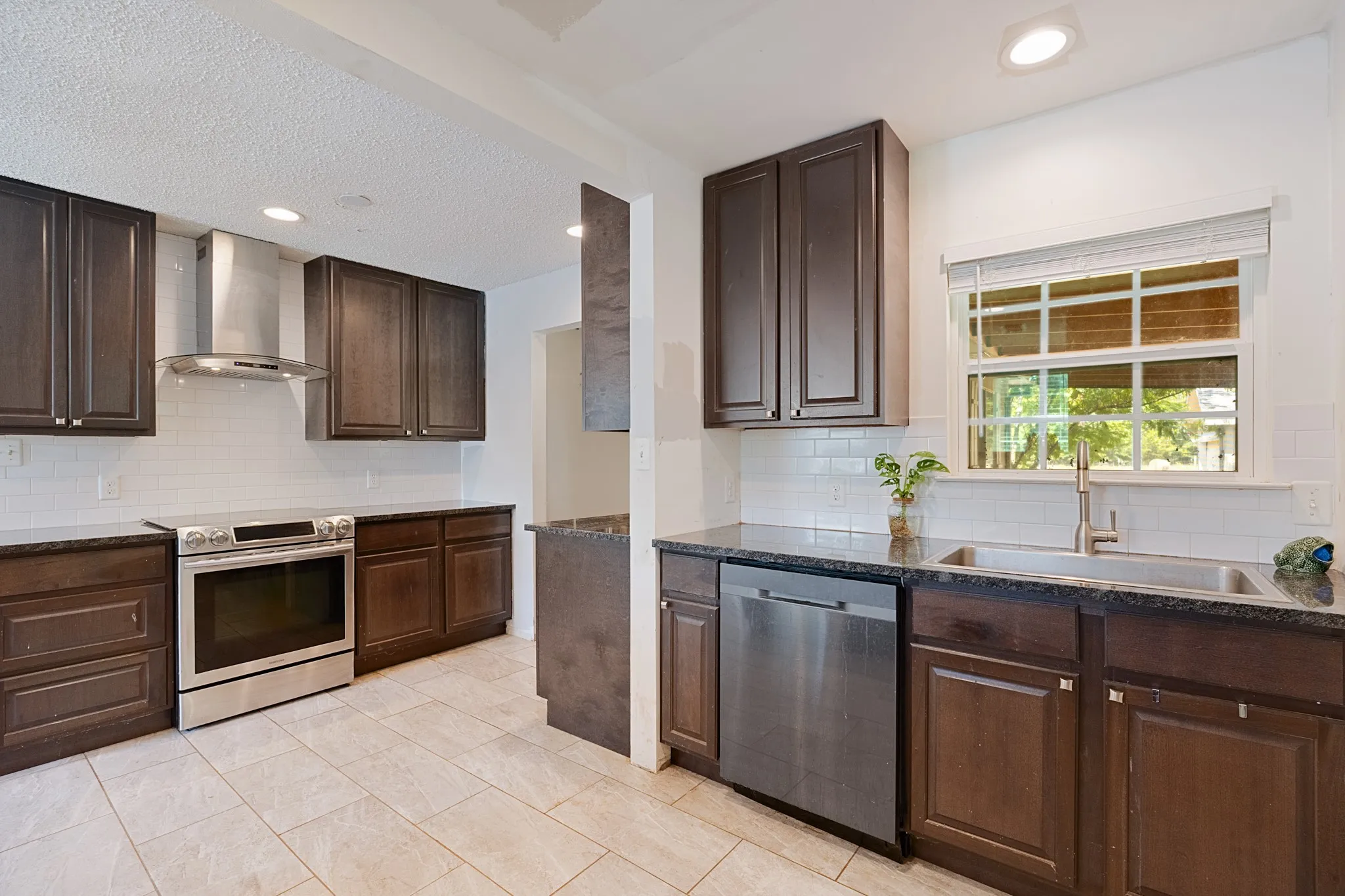 Single Family Residence For Sale in Kaufman County , 13905 Debbie Lane, Quinlan, Texas 75474, 4 Bedroom, 2 Bathroom, 2 Garage spaces, 1,399 Sqft, built in 1996, mls#21352887, Real Estate Agent in Quinlan, Homes For Sale in Kaufman county, Homes For Sale in Quinlan, Realtor in Quinlan Texas, Real Estate Brokerage Independent Realty Texas, Luminita Cordes Realtor