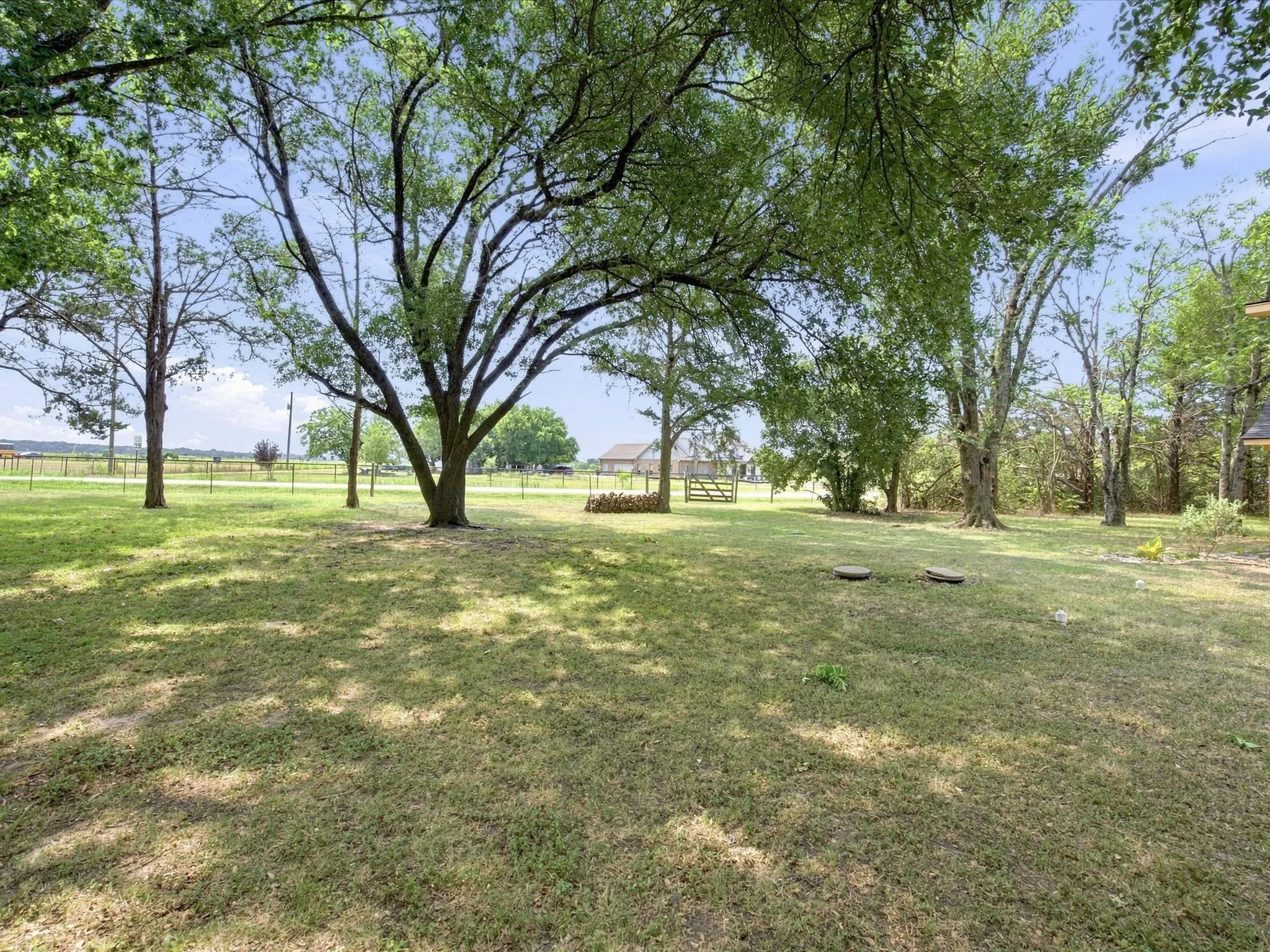Single Family Residence For Sale in Ellis County , 5022 Ensign Road, Ennis, Texas 75119, 3 Bedroom, 2 Bathroom, 2 Garage spaces, 1,596 Sqft, built in 1978, mls#21352921, Real Estate Agent in Ennis, Homes For Sale in Ellis county, Homes For Sale in Ennis, Realtor in Ennis Texas, Real Estate Brokerage Independent Realty Texas, Luminita Cordes Realtor