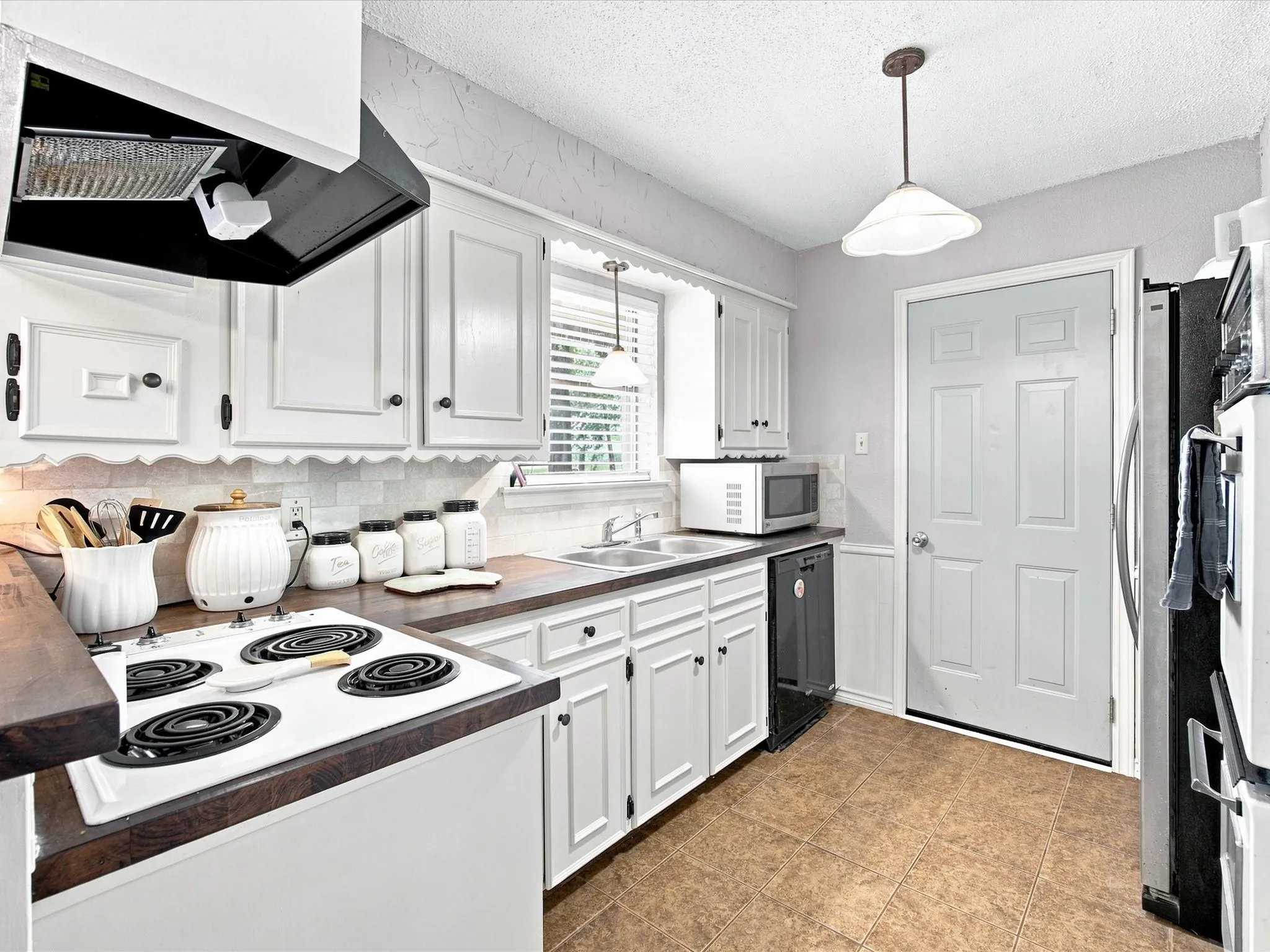 Single Family Residence For Sale in Ellis County , 5022 Ensign Road, Ennis, Texas 75119, 3 Bedroom, 2 Bathroom, 2 Garage spaces, 1,596 Sqft, built in 1978, mls#21352921, Real Estate Agent in Ennis, Homes For Sale in Ellis county, Homes For Sale in Ennis, Realtor in Ennis Texas, Real Estate Brokerage Independent Realty Texas, Luminita Cordes Realtor