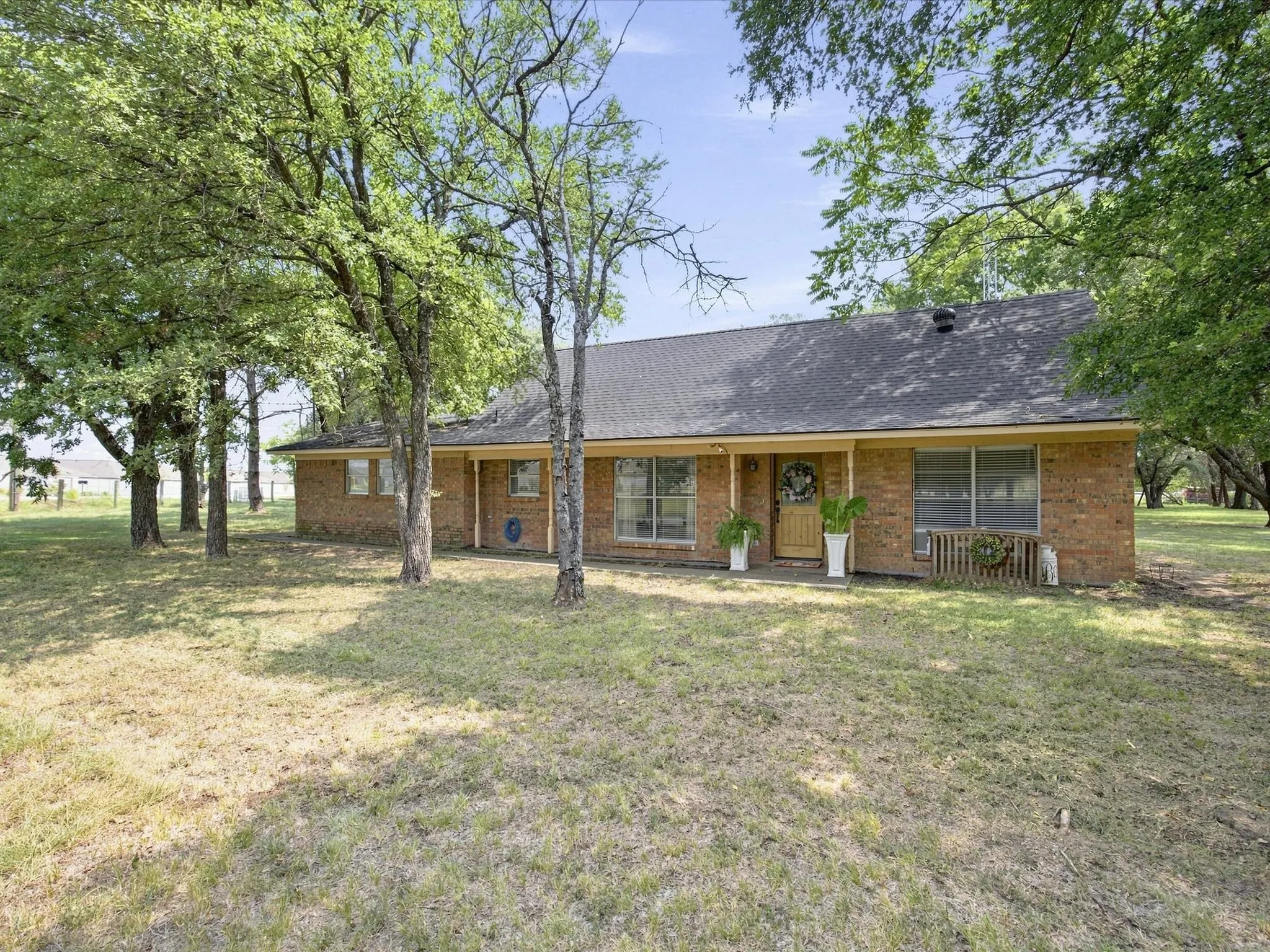 Single Family Residence For Sale in Ellis County , 5022 Ensign Road, Ennis, Texas 75119, 3 Bedroom, 2 Bathroom, 2 Garage spaces, 1,596 Sqft, built in 1978, mls#21352921, Real Estate Agent in Ennis, Homes For Sale in Ellis county, Homes For Sale in Ennis, Realtor in Ennis Texas, Real Estate Brokerage Independent Realty Texas, Luminita Cordes Realtor