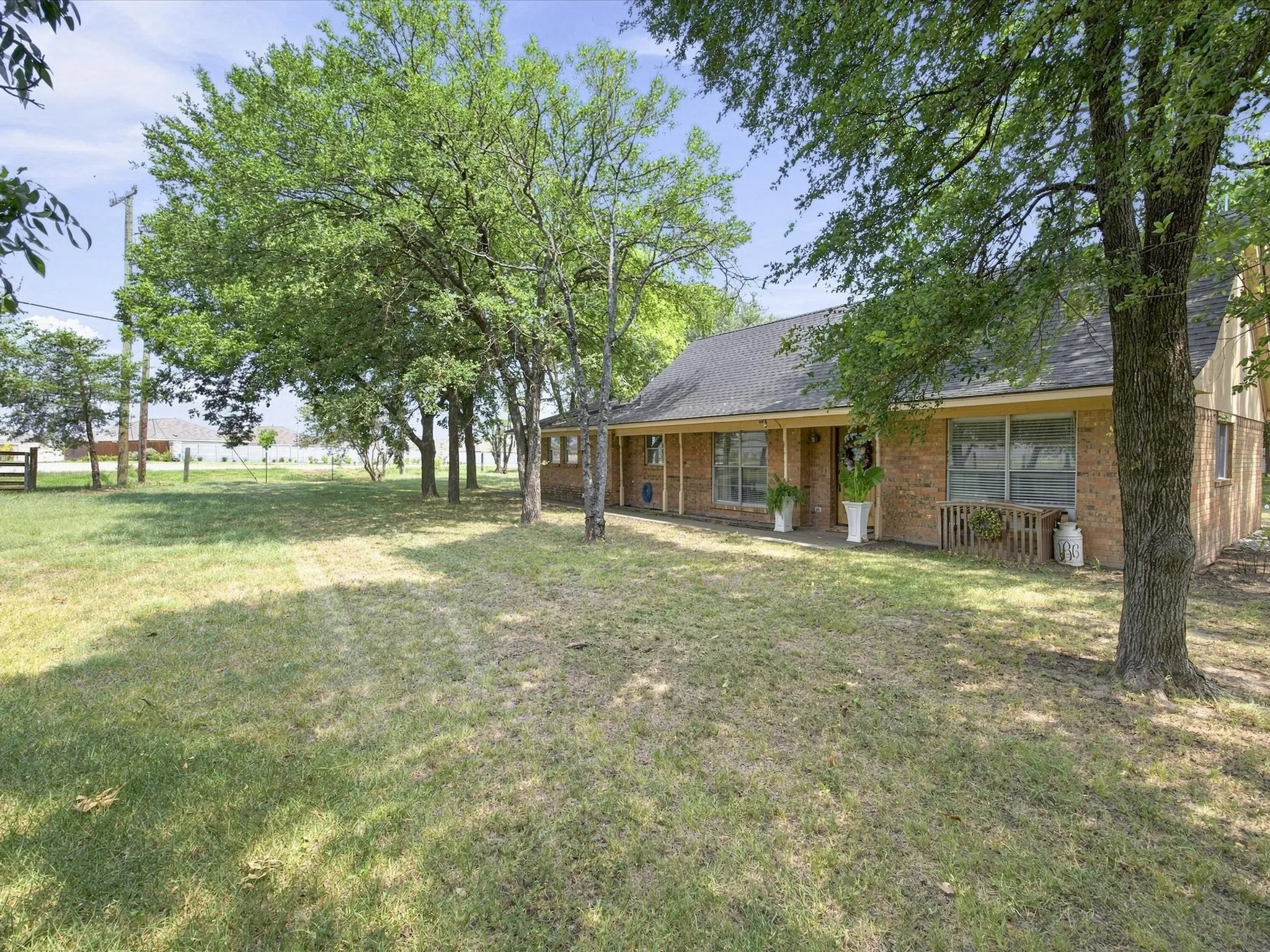 Single Family Residence For Sale in Ellis County , 5022 Ensign Road, Ennis, Texas 75119, 3 Bedroom, 2 Bathroom, 2 Garage spaces, 1,596 Sqft, built in 1978, mls#21352921, Real Estate Agent in Ennis, Homes For Sale in Ellis county, Homes For Sale in Ennis, Realtor in Ennis Texas, Real Estate Brokerage Independent Realty Texas, Luminita Cordes Realtor
