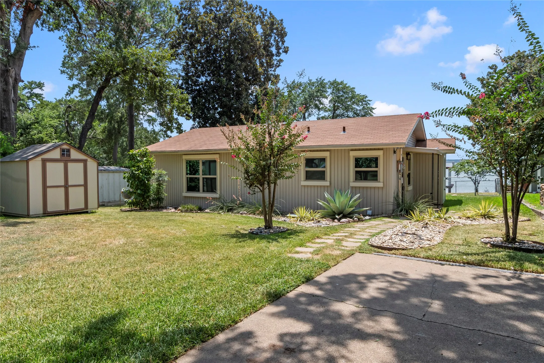 Single Family Residence For Sale in Henderson County , 179 Autumn Wood Trail, Gun Barrel City, Texas 75156, 2 Bedroom, 2 Bathroom, Garage spaces, 1,246 Sqft, built in 1977, Price $578,000, mls#21346675, Real Estate Agent in Gun Barrel City, Homes For Sale in Henderson county, Homes For Sale in Gun Barrel City, Realtor in Gun Barrel City Texas, Real Estate Brokerage Independent Realty Texas, Luminita Cordes Realtor