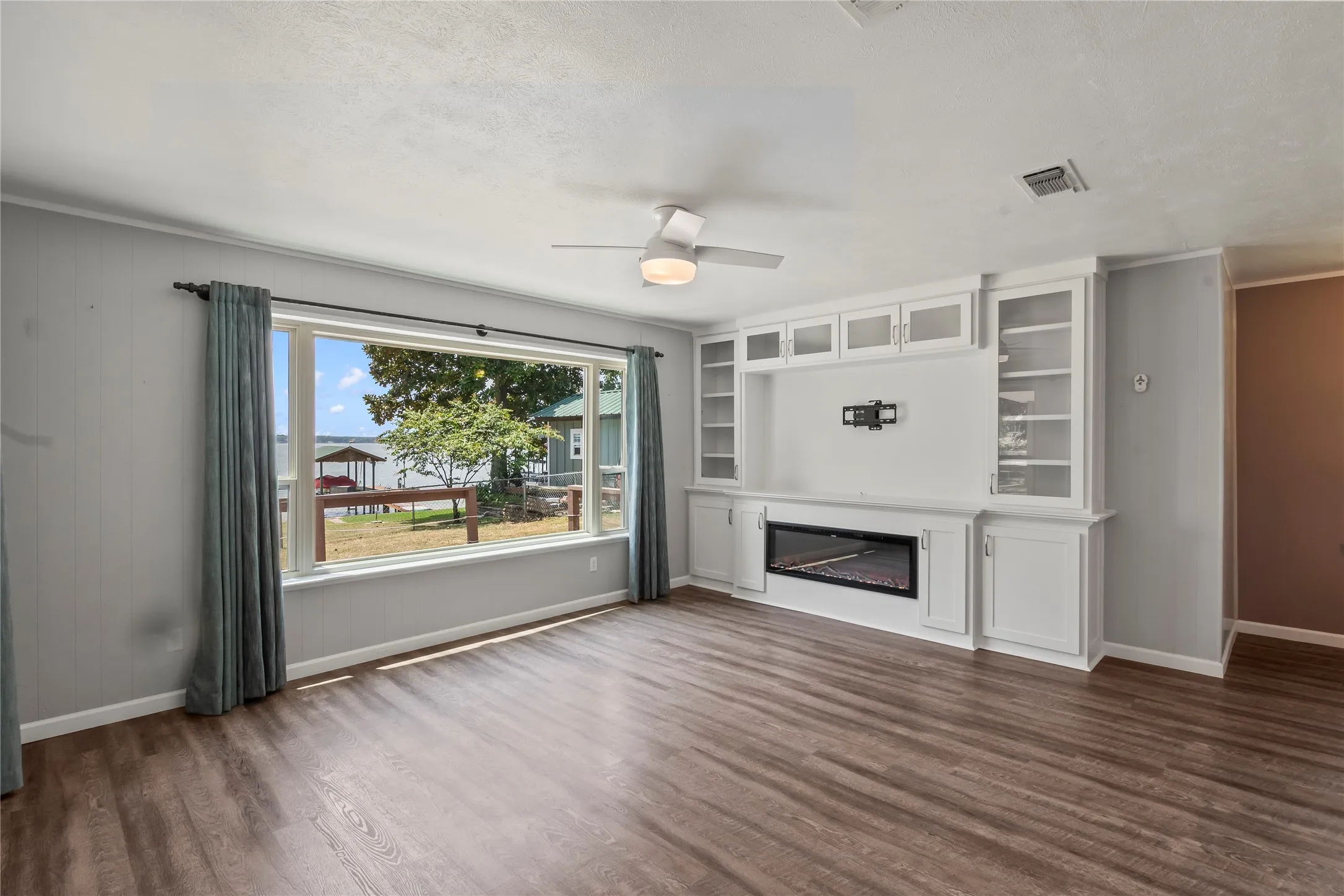 Single Family Residence For Sale in Henderson County , 179 Autumn Wood Trail, Gun Barrel City, Texas 75156, 2 Bedroom, 2 Bathroom, Garage spaces, 1,246 Sqft, built in 1977, Price $578,000, mls#21346675, Real Estate Agent in Gun Barrel City, Homes For Sale in Henderson county, Homes For Sale in Gun Barrel City, Realtor in Gun Barrel City Texas, Real Estate Brokerage Independent Realty Texas, Luminita Cordes Realtor