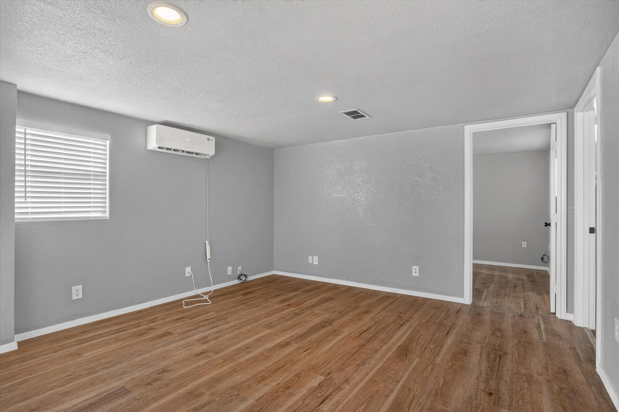 Mobile Home For Sale in Hood County , 3205 Oak Hill Drive, Granbury, Texas 76048, 2 Bedroom, 2 Bathroom, Garage spaces, 826 Sqft, built in 1996, mls#21352537, Real Estate Agent in Granbury, Homes For Sale in Hood county, Homes For Sale in Granbury, Realtor in Granbury Texas, Real Estate Brokerage Independent Realty Texas, Luminita Cordes Realtor