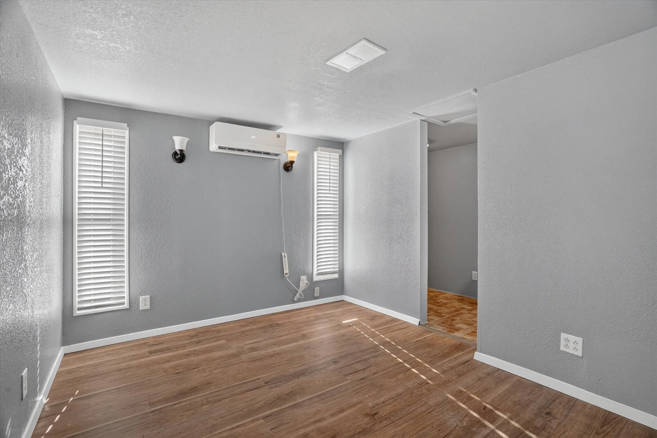 Mobile Home For Sale in Hood County , 3205 Oak Hill Drive, Granbury, Texas 76048, 2 Bedroom, 2 Bathroom, Garage spaces, 826 Sqft, built in 1996, mls#21352537, Real Estate Agent in Granbury, Homes For Sale in Hood county, Homes For Sale in Granbury, Realtor in Granbury Texas, Real Estate Brokerage Independent Realty Texas, Luminita Cordes Realtor