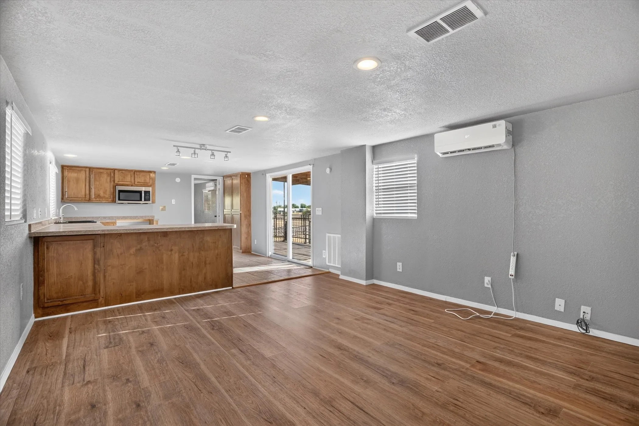 Mobile Home For Sale in Hood County , 3205 Oak Hill Drive, Granbury, Texas 76048, 2 Bedroom, 2 Bathroom, Garage spaces, 826 Sqft, built in 1996, mls#21352537, Real Estate Agent in Granbury, Homes For Sale in Hood county, Homes For Sale in Granbury, Realtor in Granbury Texas, Real Estate Brokerage Independent Realty Texas, Luminita Cordes Realtor