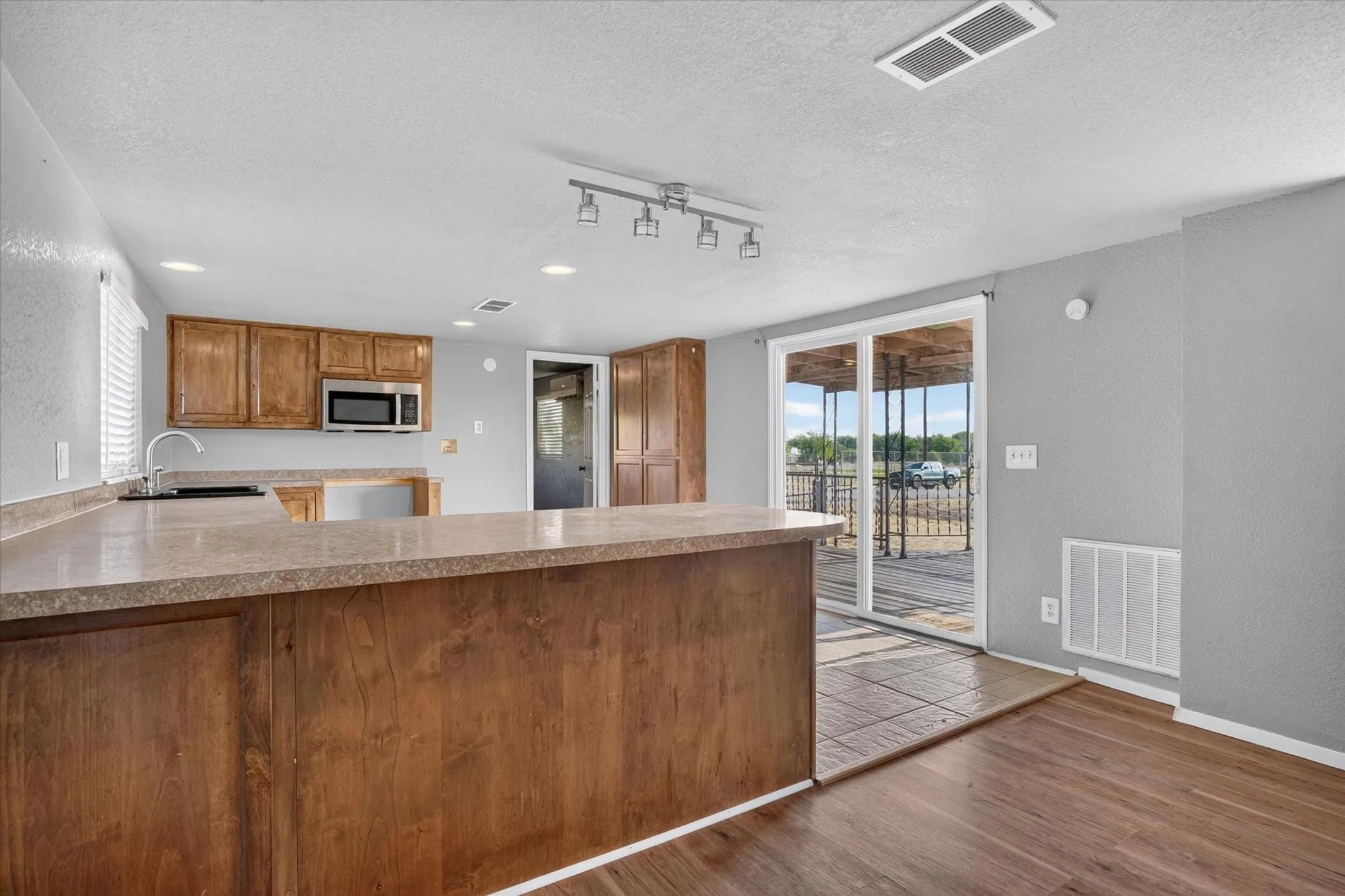 Mobile Home For Sale in Hood County , 3205 Oak Hill Drive, Granbury, Texas 76048, 2 Bedroom, 2 Bathroom, Garage spaces, 826 Sqft, built in 1996, mls#21352537, Real Estate Agent in Granbury, Homes For Sale in Hood county, Homes For Sale in Granbury, Realtor in Granbury Texas, Real Estate Brokerage Independent Realty Texas, Luminita Cordes Realtor