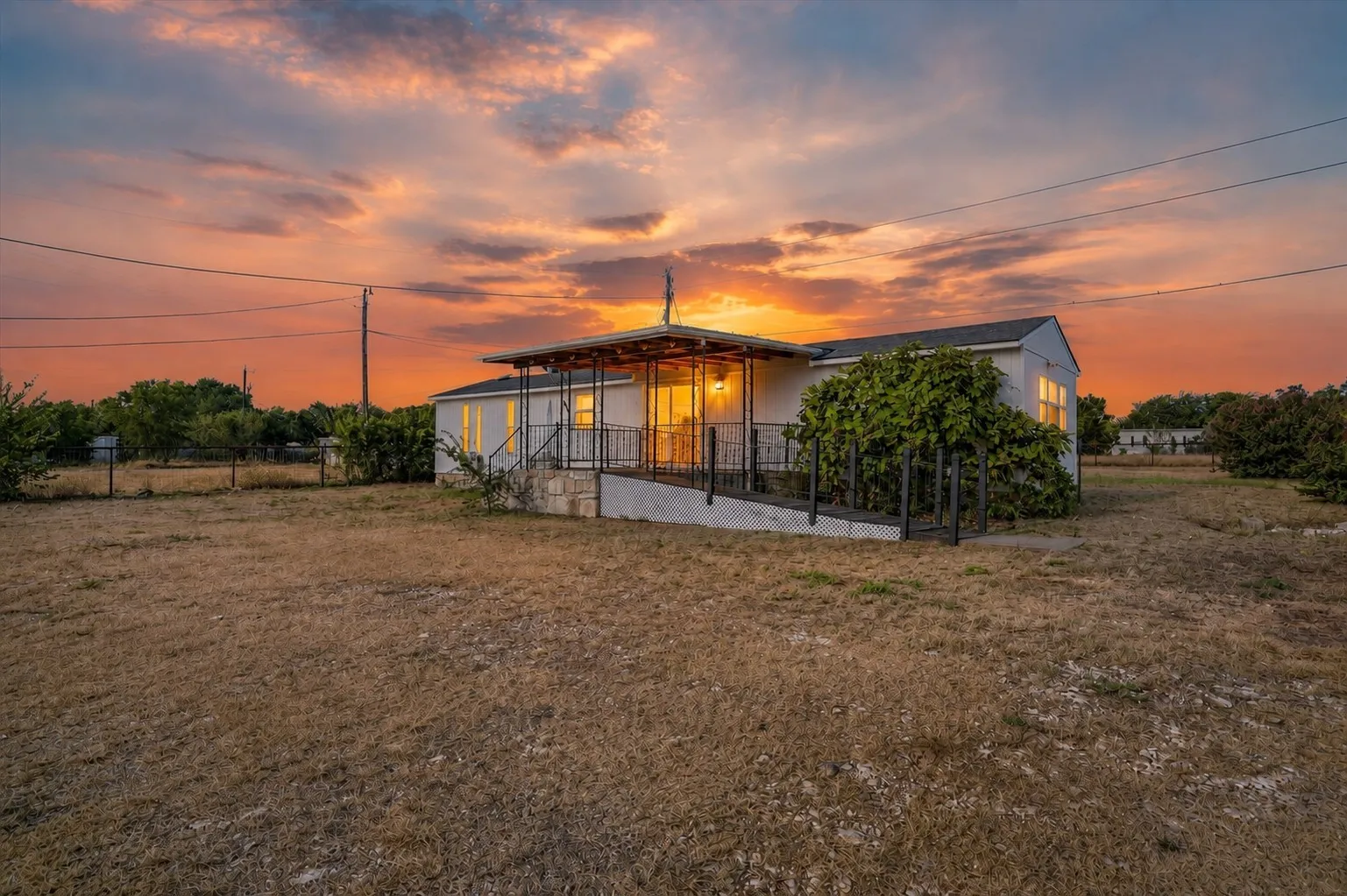 Mobile Home For Sale in Hood County , 3205 Oak Hill Drive, Granbury, Texas 76048, 2 Bedroom, 2 Bathroom, Garage spaces, 826 Sqft, built in 1996, mls#21352537, Real Estate Agent in Granbury, Homes For Sale in Hood county, Homes For Sale in Granbury, Realtor in Granbury Texas, Real Estate Brokerage Independent Realty Texas, Luminita Cordes Realtor