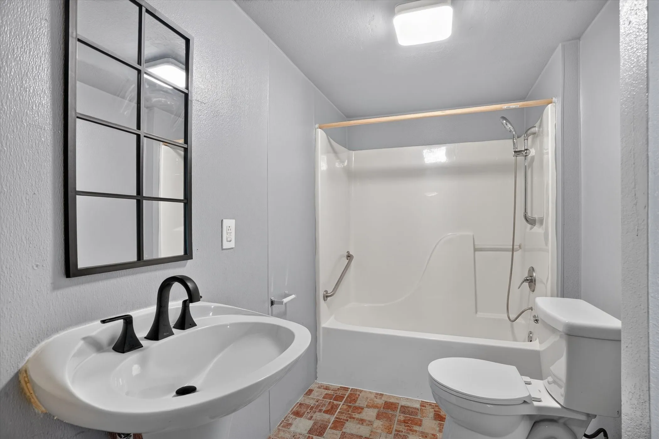 Mobile Home For Sale in Hood County , 3205 Oak Hill Drive, Granbury, Texas 76048, 2 Bedroom, 2 Bathroom, Garage spaces, 826 Sqft, built in 1996, mls#21352537, Real Estate Agent in Granbury, Homes For Sale in Hood county, Homes For Sale in Granbury, Realtor in Granbury Texas, Real Estate Brokerage Independent Realty Texas, Luminita Cordes Realtor
