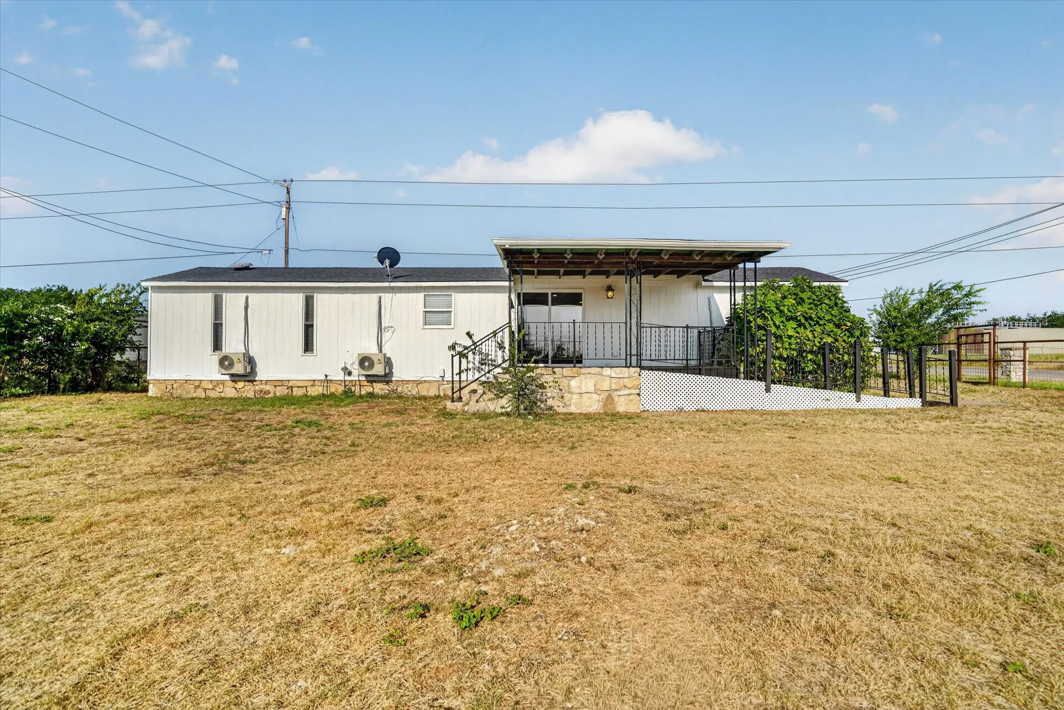 Mobile Home For Sale in Hood County , 3205 Oak Hill Drive, Granbury, Texas 76048, 2 Bedroom, 2 Bathroom, Garage spaces, 826 Sqft, built in 1996, mls#21352537, Real Estate Agent in Granbury, Homes For Sale in Hood county, Homes For Sale in Granbury, Realtor in Granbury Texas, Real Estate Brokerage Independent Realty Texas, Luminita Cordes Realtor