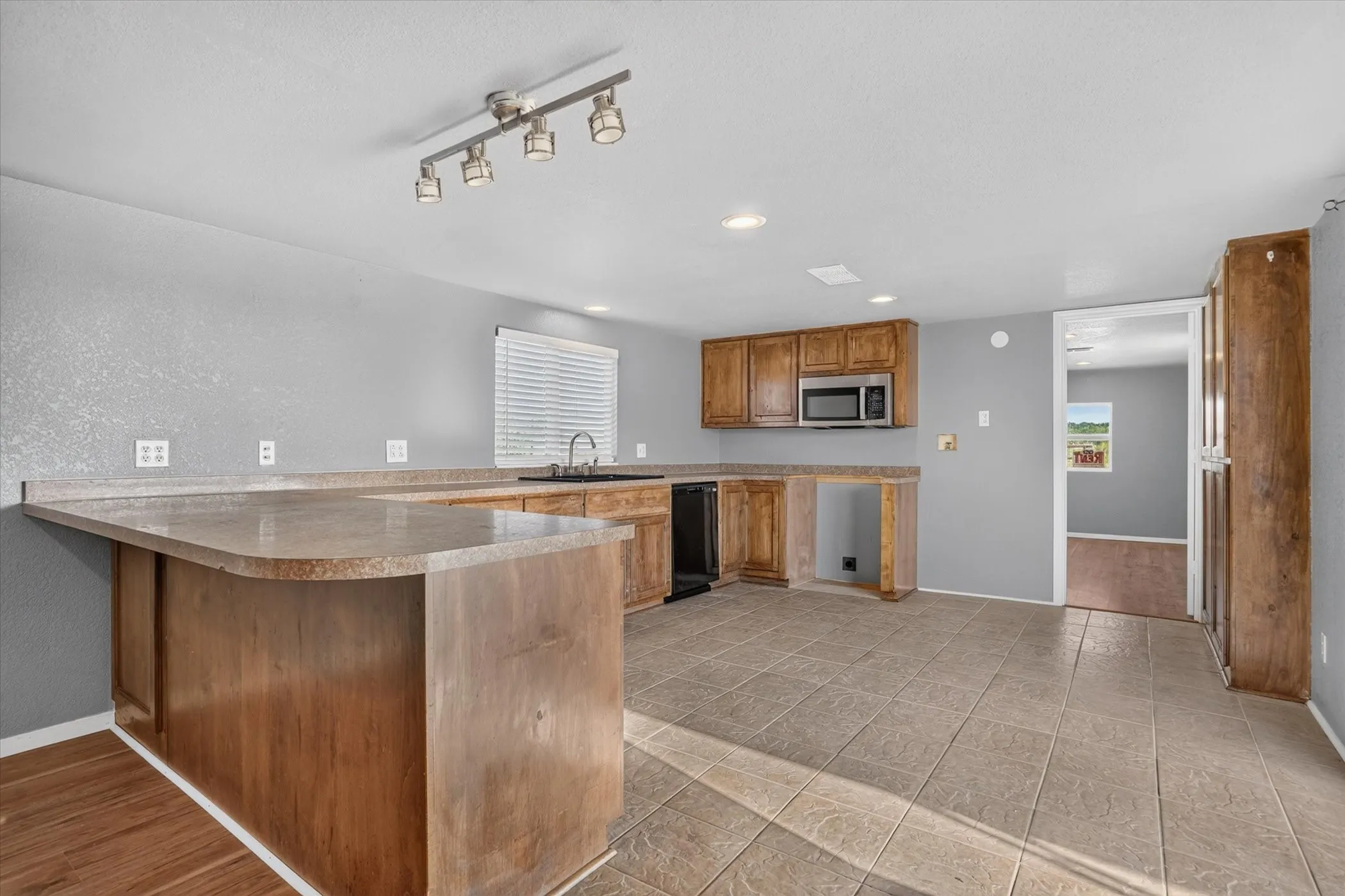 Mobile Home For Sale in Hood County , 3205 Oak Hill Drive, Granbury, Texas 76048, 2 Bedroom, 2 Bathroom, Garage spaces, 826 Sqft, built in 1996, mls#21352537, Real Estate Agent in Granbury, Homes For Sale in Hood county, Homes For Sale in Granbury, Realtor in Granbury Texas, Real Estate Brokerage Independent Realty Texas, Luminita Cordes Realtor