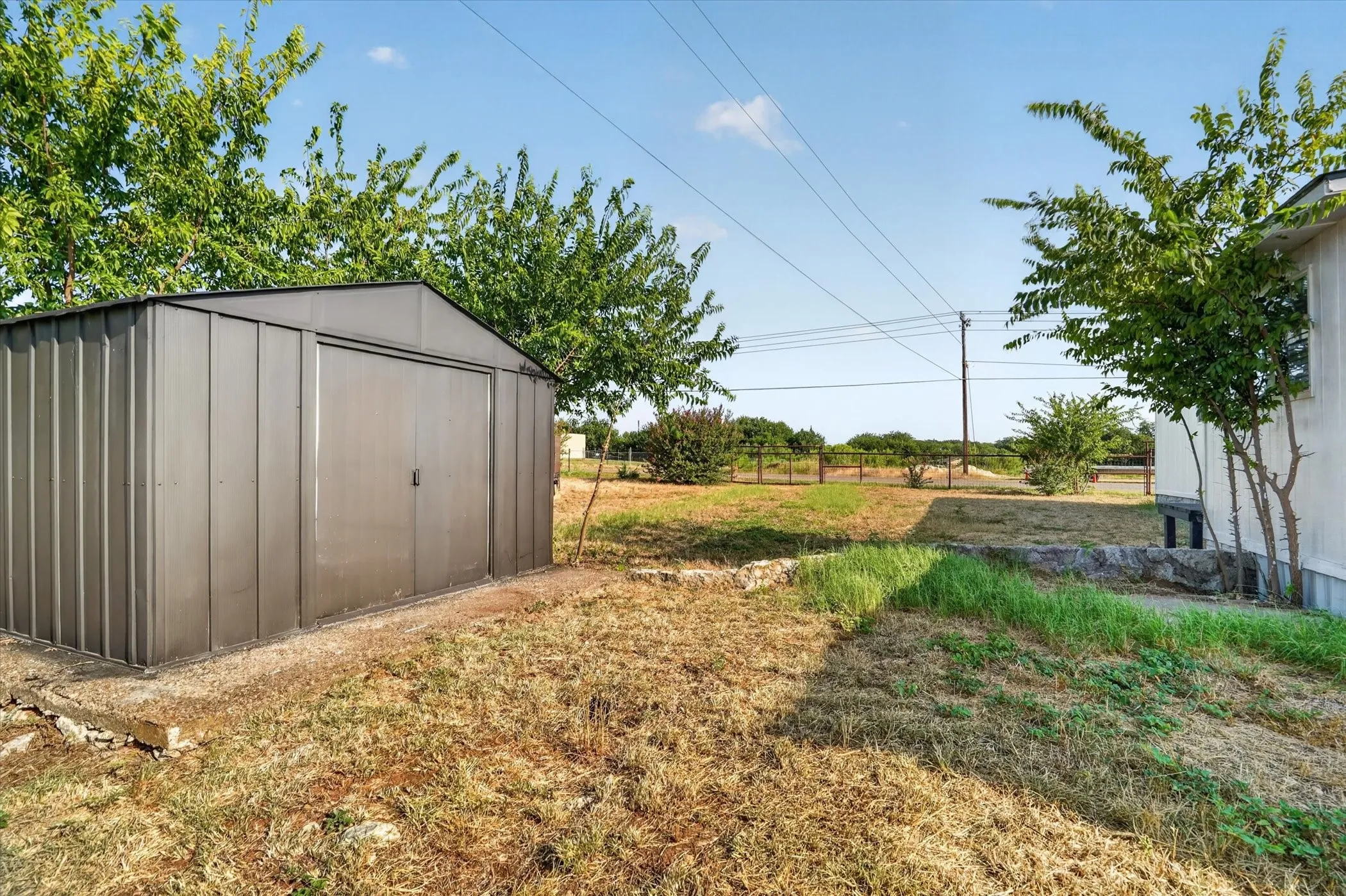 Mobile Home For Sale in Hood County , 3205 Oak Hill Drive, Granbury, Texas 76048, 2 Bedroom, 2 Bathroom, Garage spaces, 826 Sqft, built in 1996, mls#21352537, Real Estate Agent in Granbury, Homes For Sale in Hood county, Homes For Sale in Granbury, Realtor in Granbury Texas, Real Estate Brokerage Independent Realty Texas, Luminita Cordes Realtor