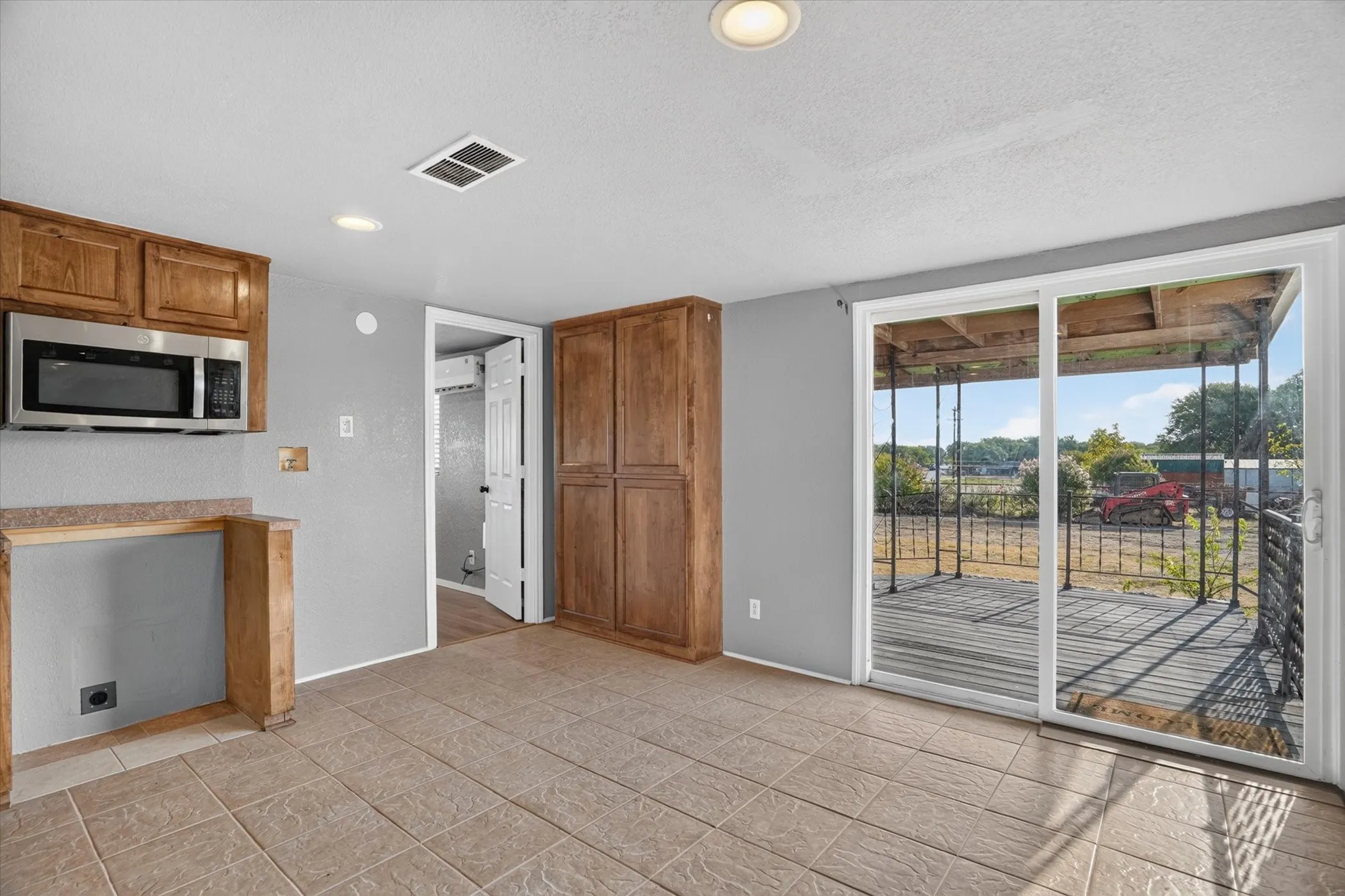 Mobile Home For Sale in Hood County , 3205 Oak Hill Drive, Granbury, Texas 76048, 2 Bedroom, 2 Bathroom, Garage spaces, 826 Sqft, built in 1996, mls#21352537, Real Estate Agent in Granbury, Homes For Sale in Hood county, Homes For Sale in Granbury, Realtor in Granbury Texas, Real Estate Brokerage Independent Realty Texas, Luminita Cordes Realtor