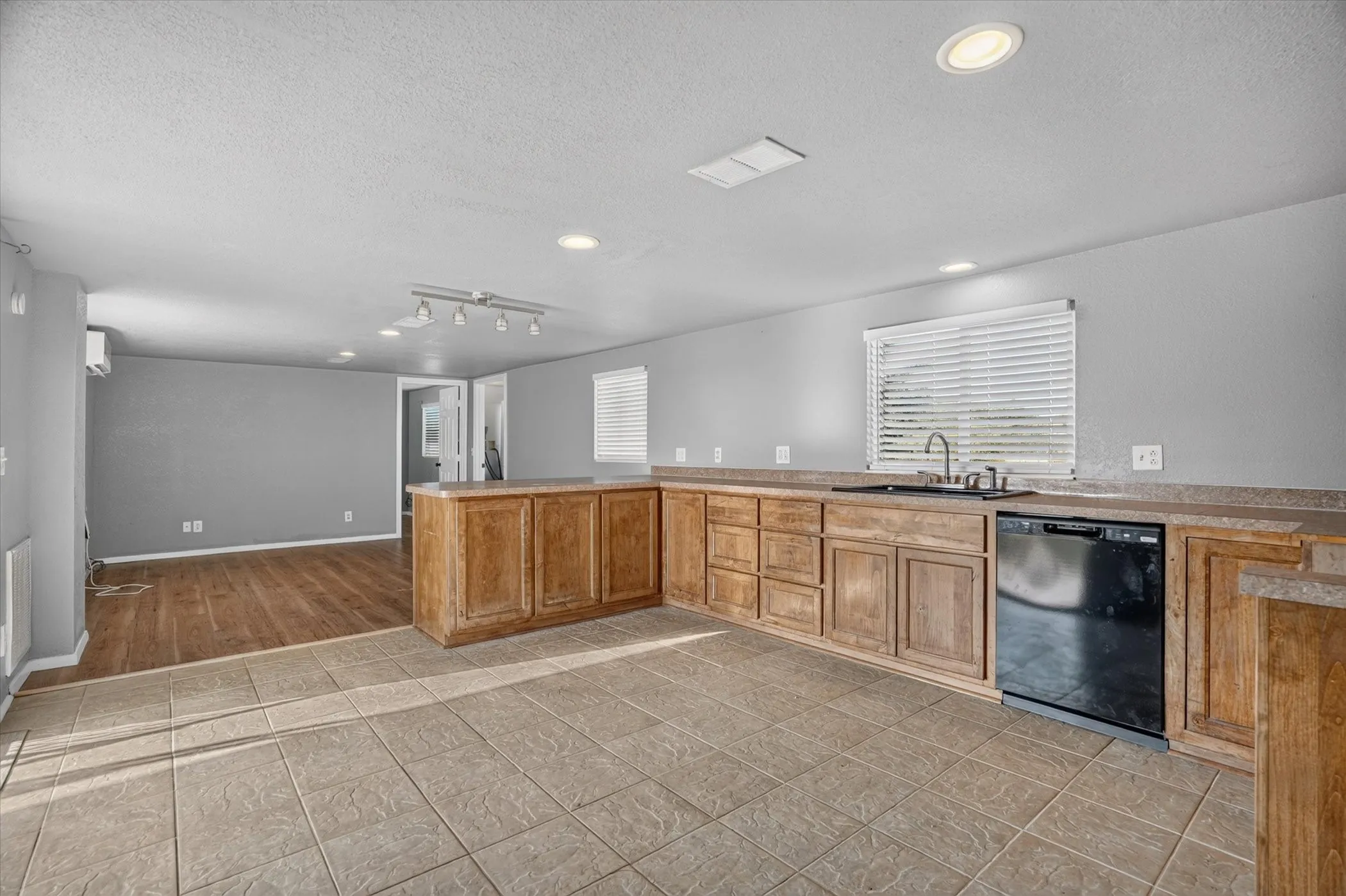 Mobile Home For Sale in Hood County , 3205 Oak Hill Drive, Granbury, Texas 76048, 2 Bedroom, 2 Bathroom, Garage spaces, 826 Sqft, built in 1996, mls#21352537, Real Estate Agent in Granbury, Homes For Sale in Hood county, Homes For Sale in Granbury, Realtor in Granbury Texas, Real Estate Brokerage Independent Realty Texas, Luminita Cordes Realtor