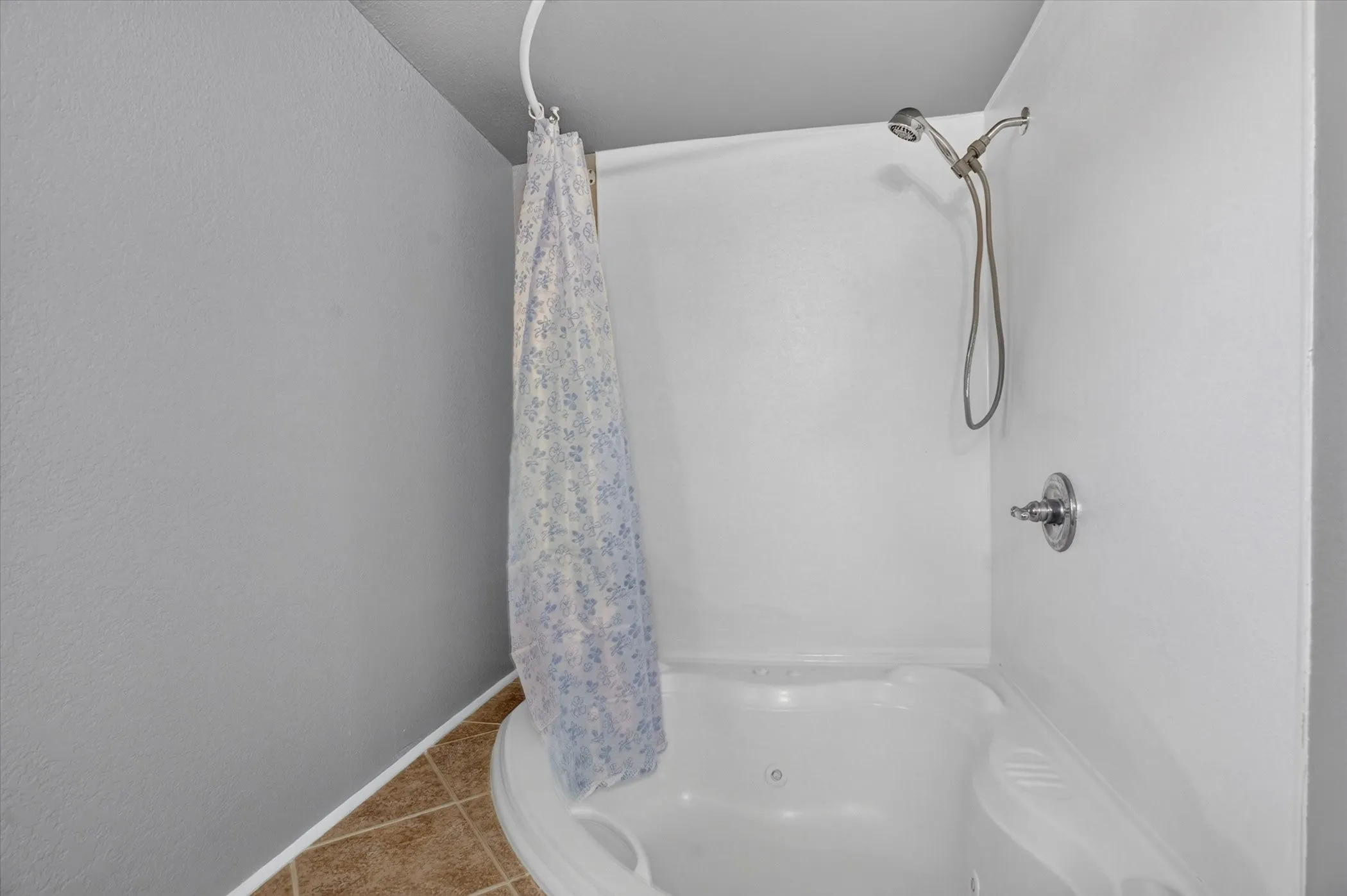 Mobile Home For Sale in Hood County , 3205 Oak Hill Drive, Granbury, Texas 76048, 2 Bedroom, 2 Bathroom, Garage spaces, 826 Sqft, built in 1996, mls#21352537, Real Estate Agent in Granbury, Homes For Sale in Hood county, Homes For Sale in Granbury, Realtor in Granbury Texas, Real Estate Brokerage Independent Realty Texas, Luminita Cordes Realtor
