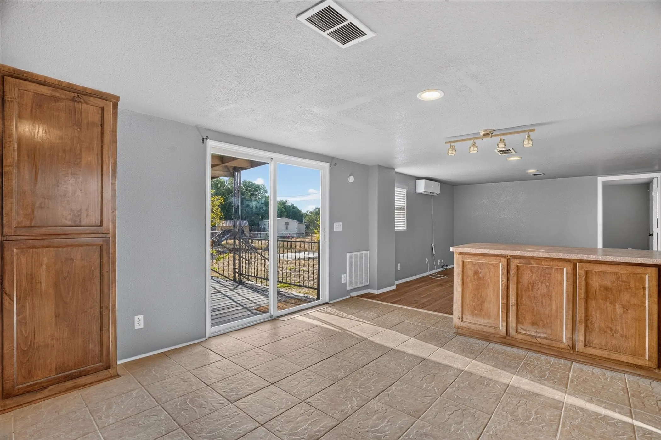 Mobile Home For Sale in Hood County , 3205 Oak Hill Drive, Granbury, Texas 76048, 2 Bedroom, 2 Bathroom, Garage spaces, 826 Sqft, built in 1996, mls#21352537, Real Estate Agent in Granbury, Homes For Sale in Hood county, Homes For Sale in Granbury, Realtor in Granbury Texas, Real Estate Brokerage Independent Realty Texas, Luminita Cordes Realtor