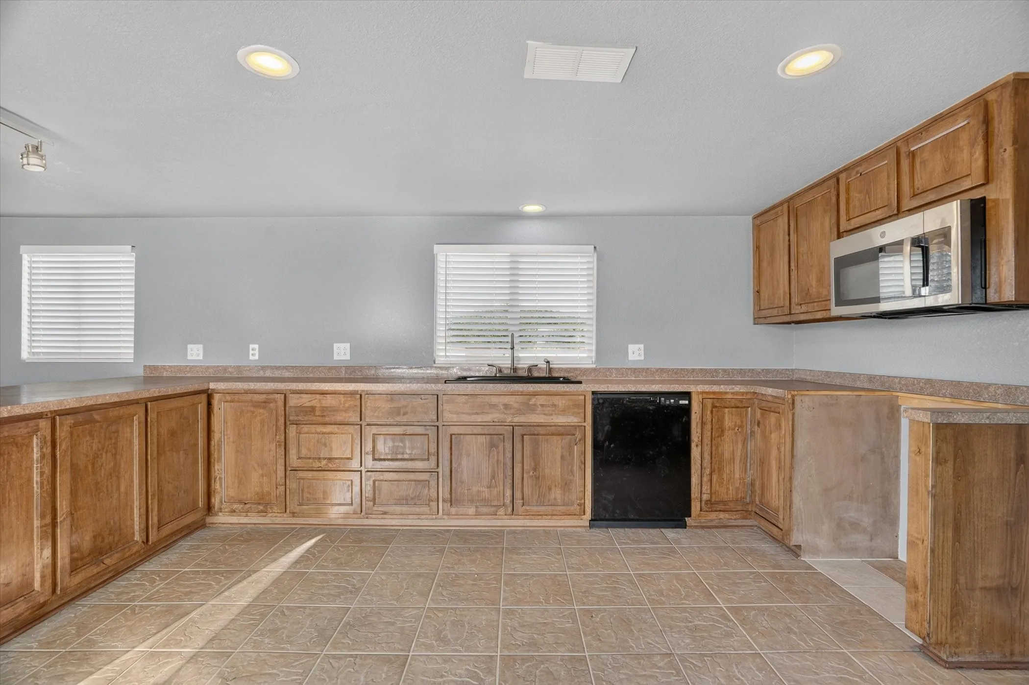 Mobile Home For Sale in Hood County , 3205 Oak Hill Drive, Granbury, Texas 76048, 2 Bedroom, 2 Bathroom, Garage spaces, 826 Sqft, built in 1996, mls#21352537, Real Estate Agent in Granbury, Homes For Sale in Hood county, Homes For Sale in Granbury, Realtor in Granbury Texas, Real Estate Brokerage Independent Realty Texas, Luminita Cordes Realtor