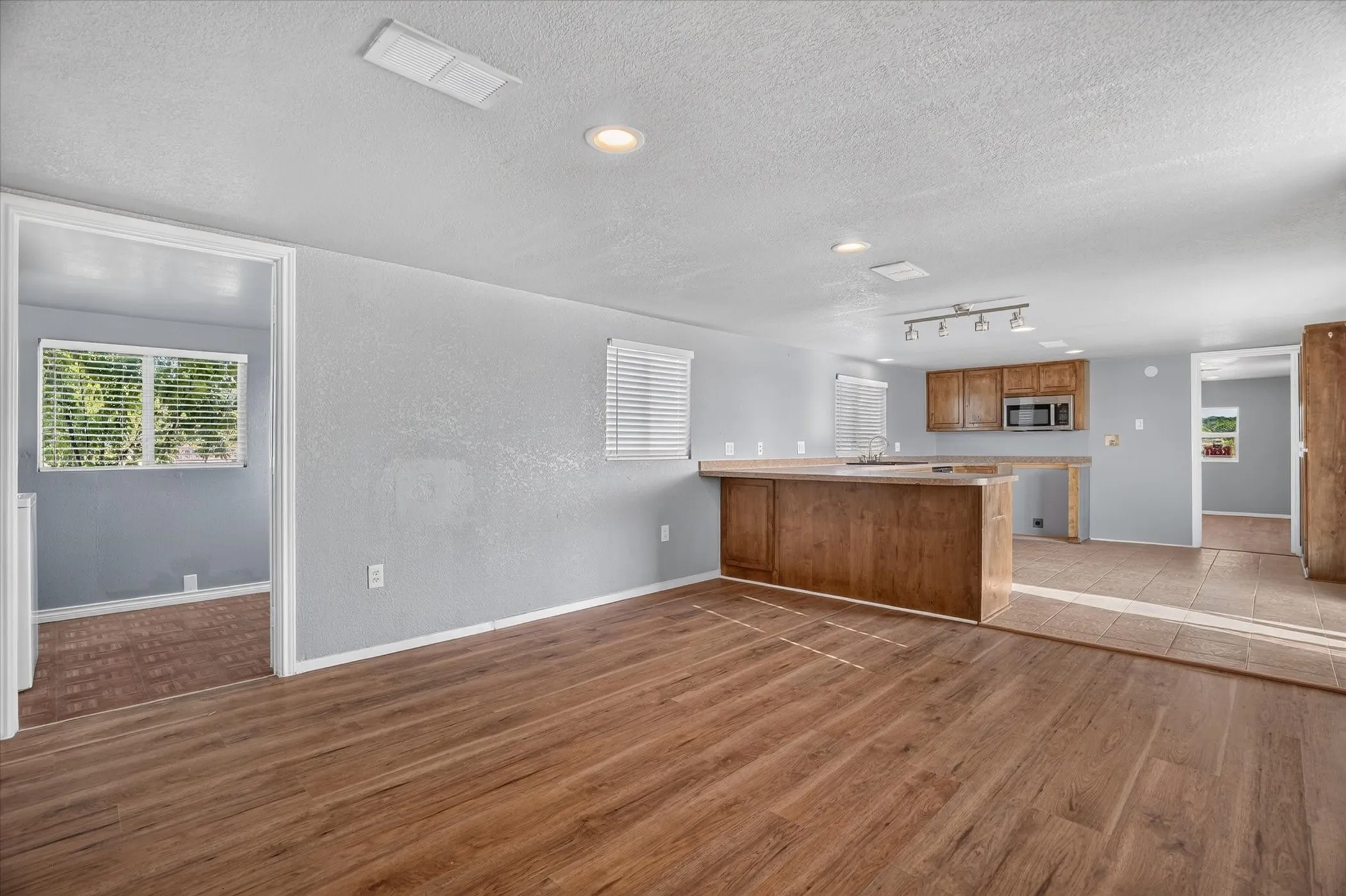 Mobile Home For Sale in Hood County , 3205 Oak Hill Drive, Granbury, Texas 76048, 2 Bedroom, 2 Bathroom, Garage spaces, 826 Sqft, built in 1996, mls#21352537, Real Estate Agent in Granbury, Homes For Sale in Hood county, Homes For Sale in Granbury, Realtor in Granbury Texas, Real Estate Brokerage Independent Realty Texas, Luminita Cordes Realtor