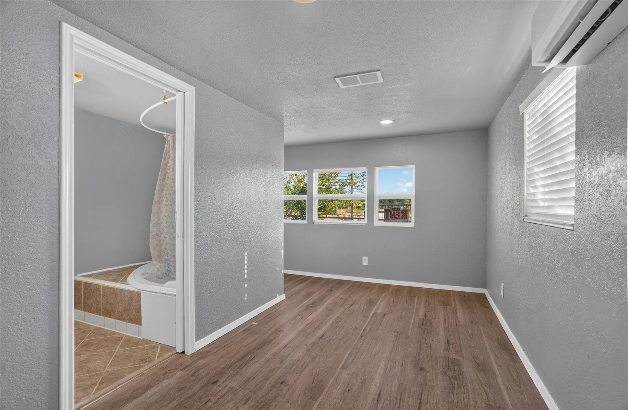 Mobile Home For Sale in Hood County , 3205 Oak Hill Drive, Granbury, Texas 76048, 2 Bedroom, 2 Bathroom, Garage spaces, 826 Sqft, built in 1996, mls#21352537, Real Estate Agent in Granbury, Homes For Sale in Hood county, Homes For Sale in Granbury, Realtor in Granbury Texas, Real Estate Brokerage Independent Realty Texas, Luminita Cordes Realtor