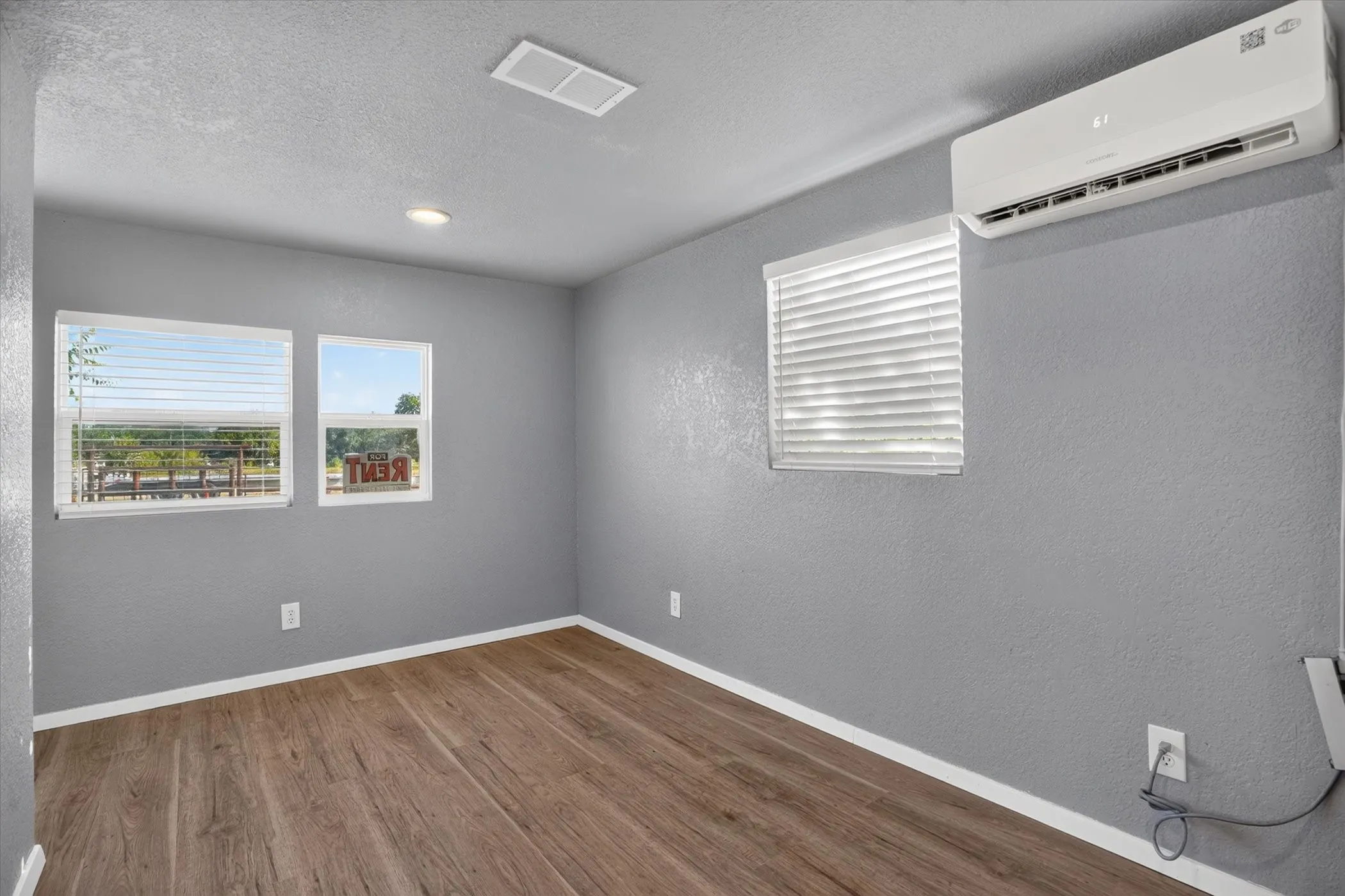 Mobile Home For Sale in Hood County , 3205 Oak Hill Drive, Granbury, Texas 76048, 2 Bedroom, 2 Bathroom, Garage spaces, 826 Sqft, built in 1996, mls#21352537, Real Estate Agent in Granbury, Homes For Sale in Hood county, Homes For Sale in Granbury, Realtor in Granbury Texas, Real Estate Brokerage Independent Realty Texas, Luminita Cordes Realtor