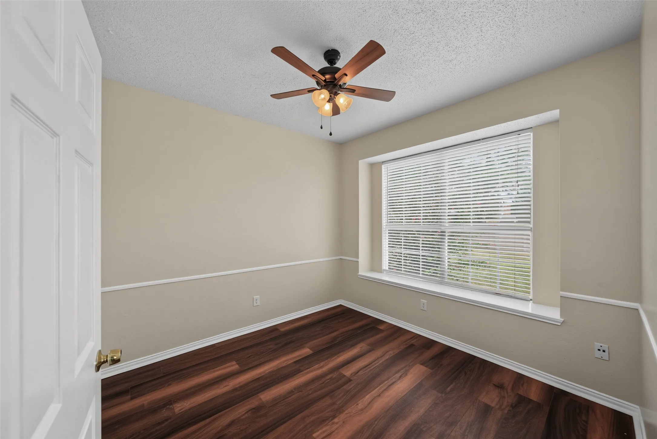 Single Family Residence For Sale in Tarrant County , 8112 Fireside Drive, North Richland Hills, Texas 76182, 4 Bedroom, 3 Bathroom, 2 Garage spaces, 2,113 Sqft, built in 1989, mls#21352368, Real Estate Agent in North Richland Hills, Homes For Sale in Tarrant county, Homes For Sale in North Richland Hills, Realtor in North Richland Hills Texas, Real Estate Brokerage Independent Realty Texas, Luminita Cordes Realtor