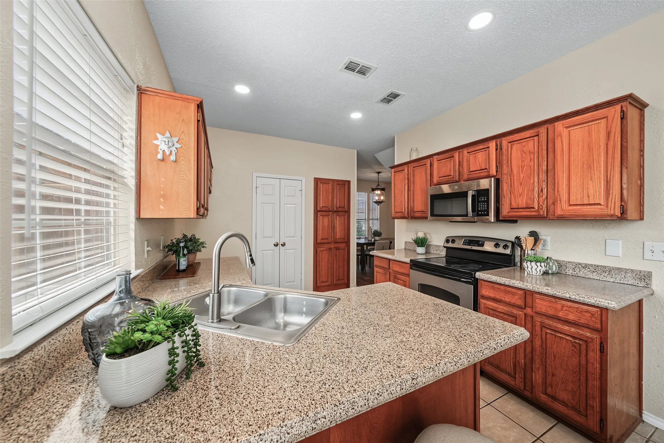 Single Family Residence For Sale in Tarrant County , 8112 Fireside Drive, North Richland Hills, Texas 76182, 4 Bedroom, 3 Bathroom, 2 Garage spaces, 2,113 Sqft, built in 1989, mls#21352368, Real Estate Agent in North Richland Hills, Homes For Sale in Tarrant county, Homes For Sale in North Richland Hills, Realtor in North Richland Hills Texas, Real Estate Brokerage Independent Realty Texas, Luminita Cordes Realtor
