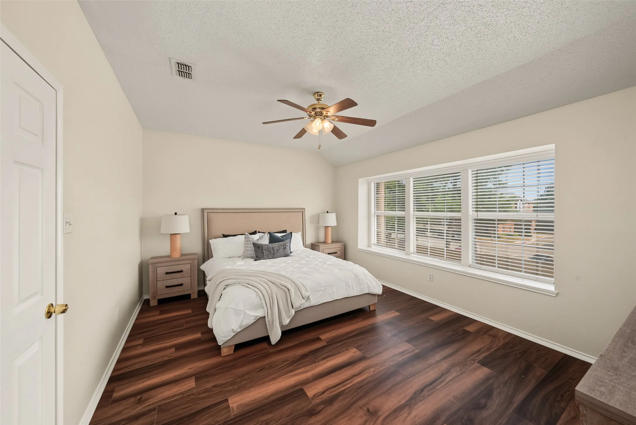 Single Family Residence For Sale in Tarrant County , 8112 Fireside Drive, North Richland Hills, Texas 76182, 4 Bedroom, 3 Bathroom, 2 Garage spaces, 2,113 Sqft, built in 1989, mls#21352368, Real Estate Agent in North Richland Hills, Homes For Sale in Tarrant county, Homes For Sale in North Richland Hills, Realtor in North Richland Hills Texas, Real Estate Brokerage Independent Realty Texas, Luminita Cordes Realtor