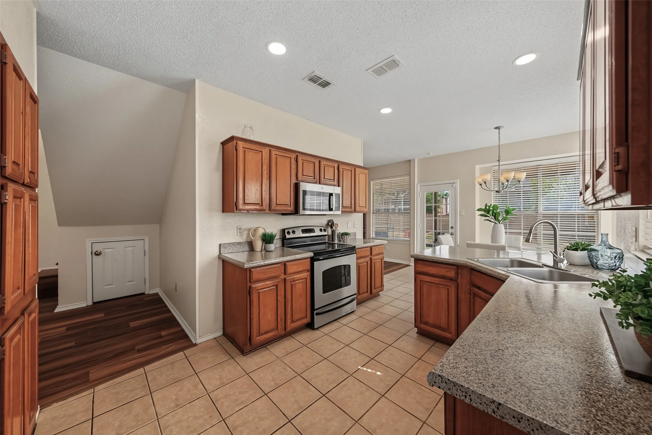 Single Family Residence For Sale in Tarrant County , 8112 Fireside Drive, North Richland Hills, Texas 76182, 4 Bedroom, 3 Bathroom, 2 Garage spaces, 2,113 Sqft, built in 1989, mls#21352368, Real Estate Agent in North Richland Hills, Homes For Sale in Tarrant county, Homes For Sale in North Richland Hills, Realtor in North Richland Hills Texas, Real Estate Brokerage Independent Realty Texas, Luminita Cordes Realtor