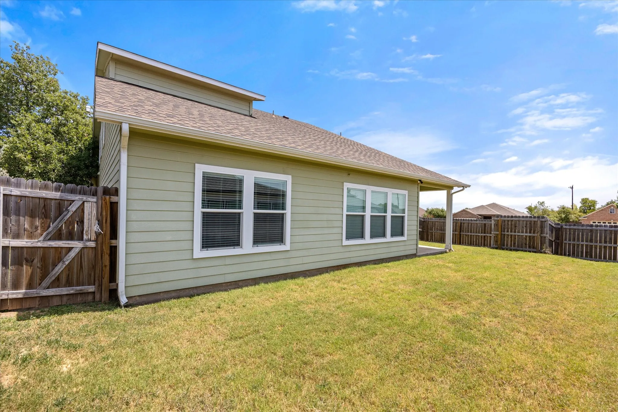 Single Family Residence For Sale in Hood County , 3805 Sage Court, Granbury, Texas 76048, 4 Bedroom, 3 Bathroom, 2 Garage spaces, 2,423 Sqft, built in 2022, mls#21344975, Real Estate Agent in Granbury, Homes For Sale in Hood county, Homes For Sale in Granbury, Realtor in Granbury Texas, Real Estate Brokerage Independent Realty Texas, Luminita Cordes Realtor