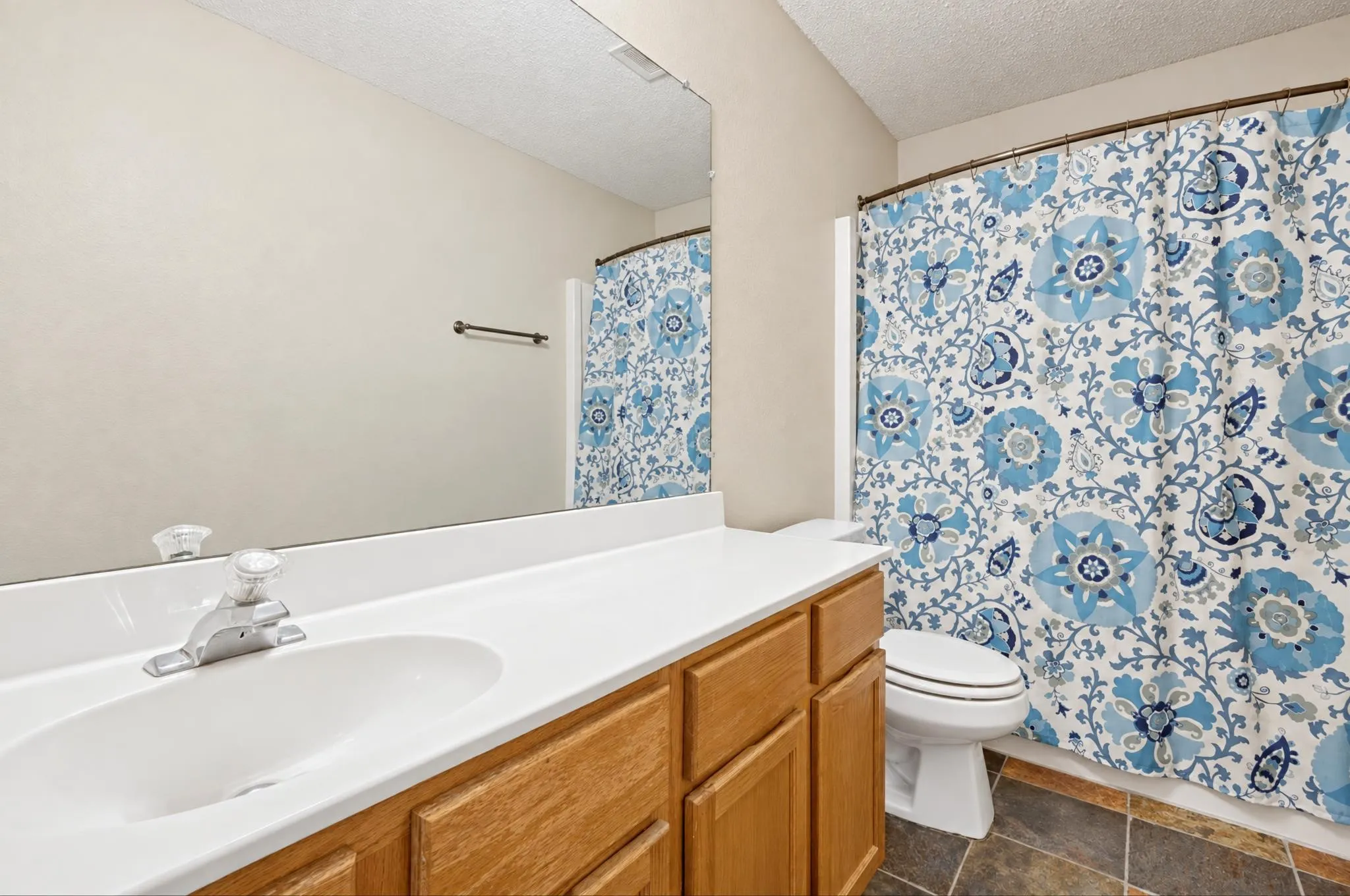 Secondary bathroom offering a comfortable and functional space for family and guests, with a clean and inviting design.