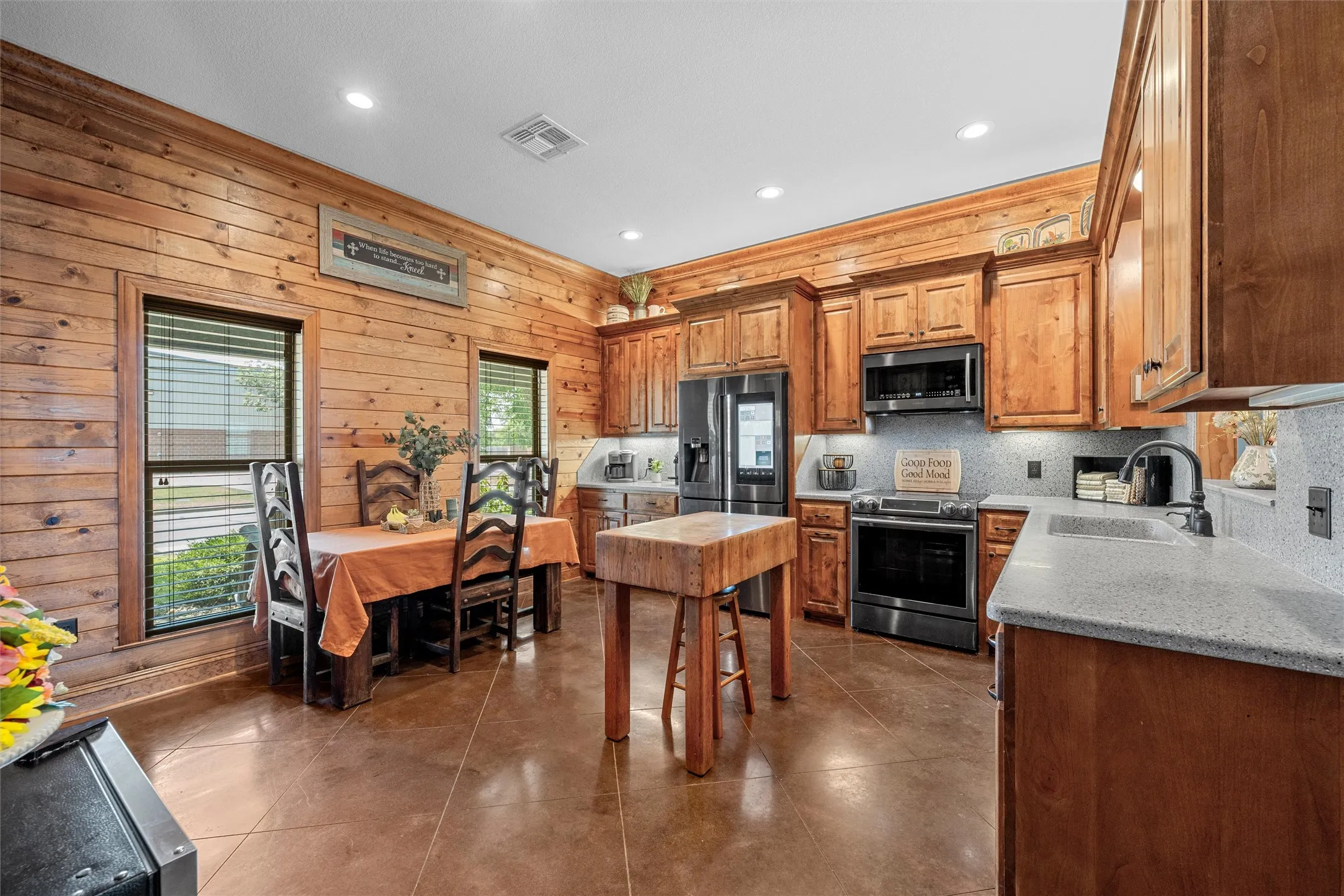 Single Family Residence For Sale in Mc Lennan County , 1200 N Davis Street, West, Texas 76691, 3 Bedroom, 4 Bathroom, 2 Garage spaces, 2,020 Sqft, built in 2016, mls#21351302, Real Estate Agent in West, Homes For Sale in Mc Lennan county, Homes For Sale in West, Realtor in West Texas, Real Estate Brokerage Independent Realty Texas, Luminita Cordes Realtor