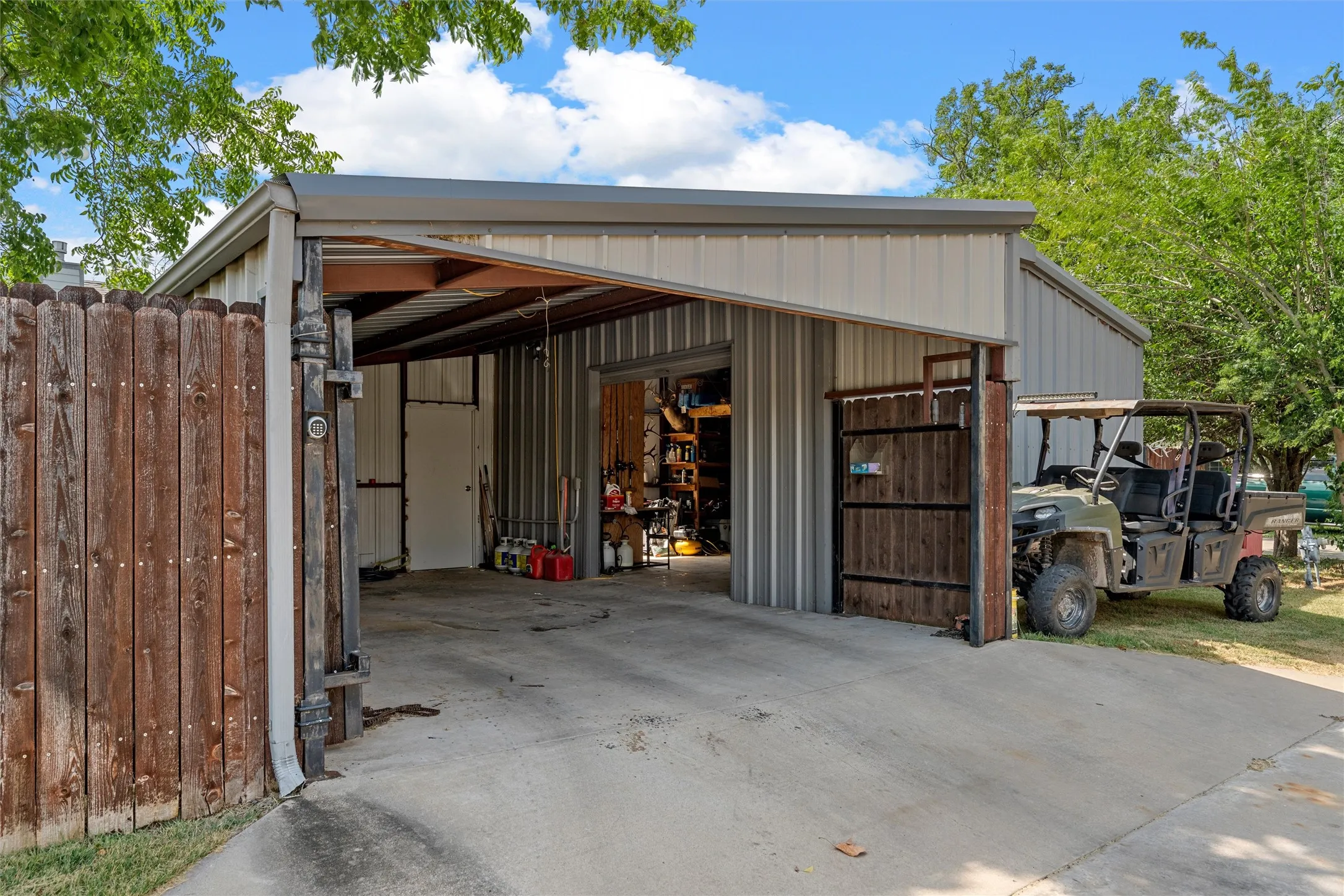 Single Family Residence For Sale in Mc Lennan County , 1200 N Davis Street, West, Texas 76691, 3 Bedroom, 4 Bathroom, 2 Garage spaces, 2,020 Sqft, built in 2016, mls#21351302, Real Estate Agent in West, Homes For Sale in Mc Lennan county, Homes For Sale in West, Realtor in West Texas, Real Estate Brokerage Independent Realty Texas, Luminita Cordes Realtor