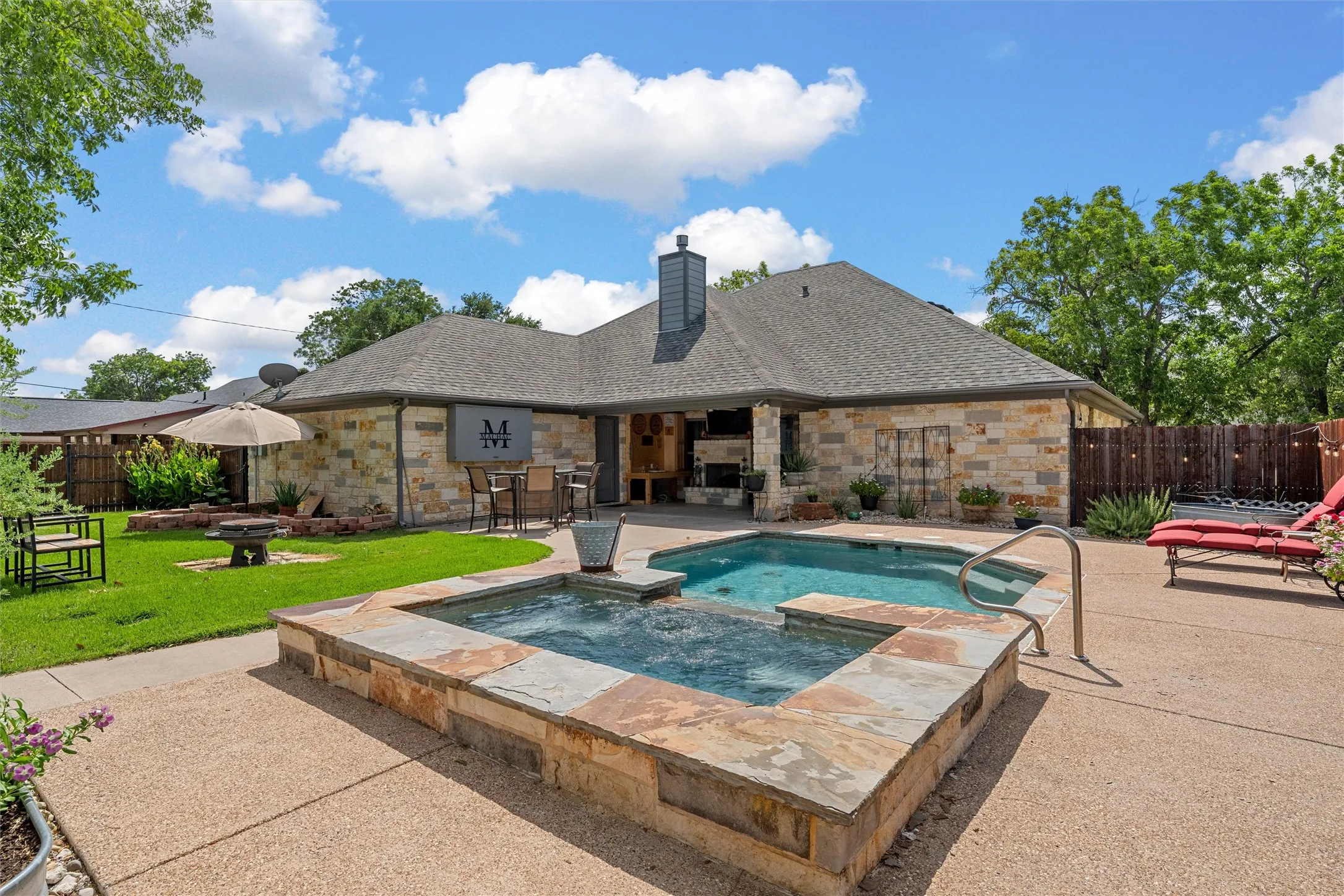 Single Family Residence For Sale in Mc Lennan County , 1200 N Davis Street, West, Texas 76691, 3 Bedroom, 4 Bathroom, 2 Garage spaces, 2,020 Sqft, built in 2016, mls#21351302, Real Estate Agent in West, Homes For Sale in Mc Lennan county, Homes For Sale in West, Realtor in West Texas, Real Estate Brokerage Independent Realty Texas, Luminita Cordes Realtor