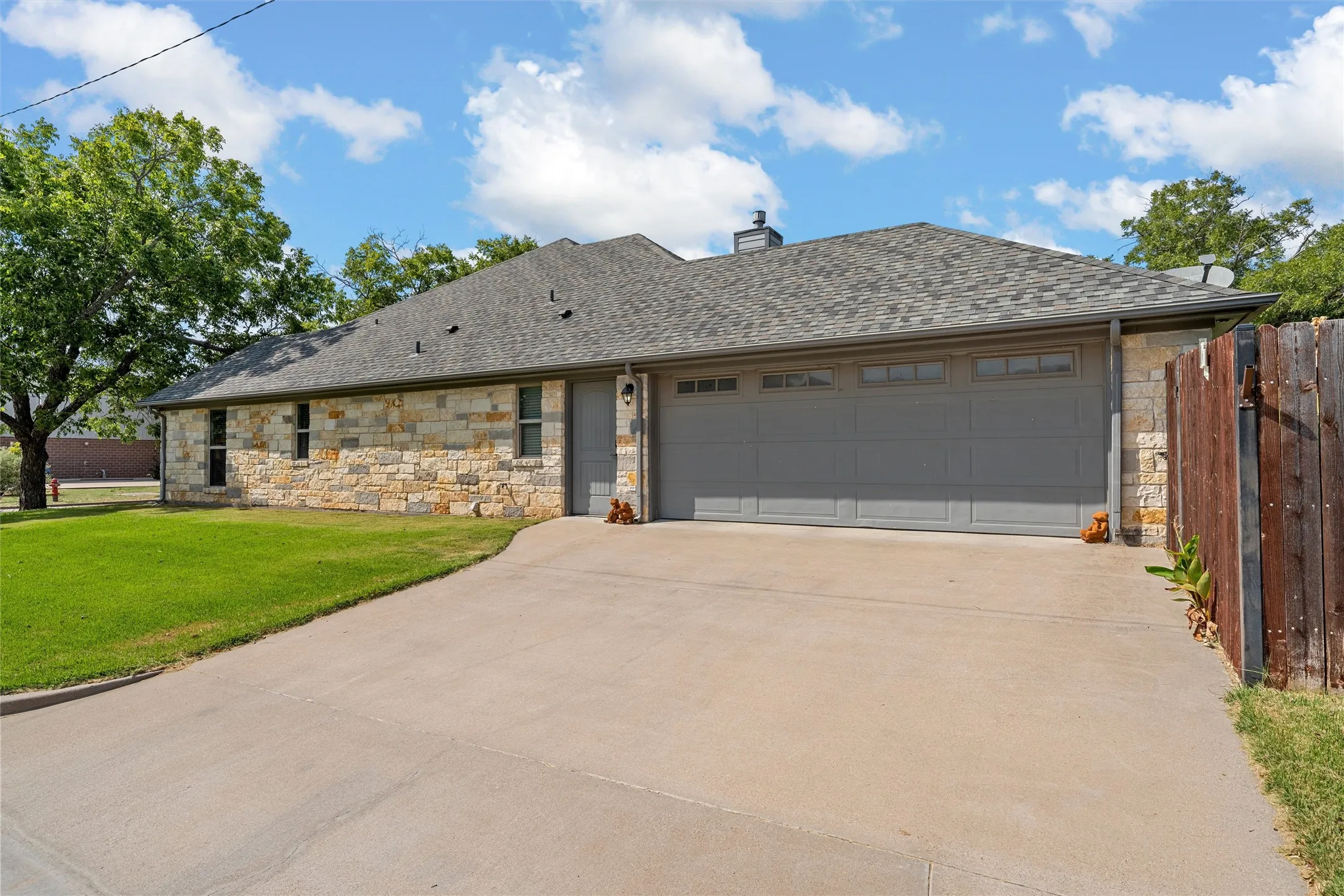 Single Family Residence For Sale in Mc Lennan County , 1200 N Davis Street, West, Texas 76691, 3 Bedroom, 4 Bathroom, 2 Garage spaces, 2,020 Sqft, built in 2016, mls#21351302, Real Estate Agent in West, Homes For Sale in Mc Lennan county, Homes For Sale in West, Realtor in West Texas, Real Estate Brokerage Independent Realty Texas, Luminita Cordes Realtor