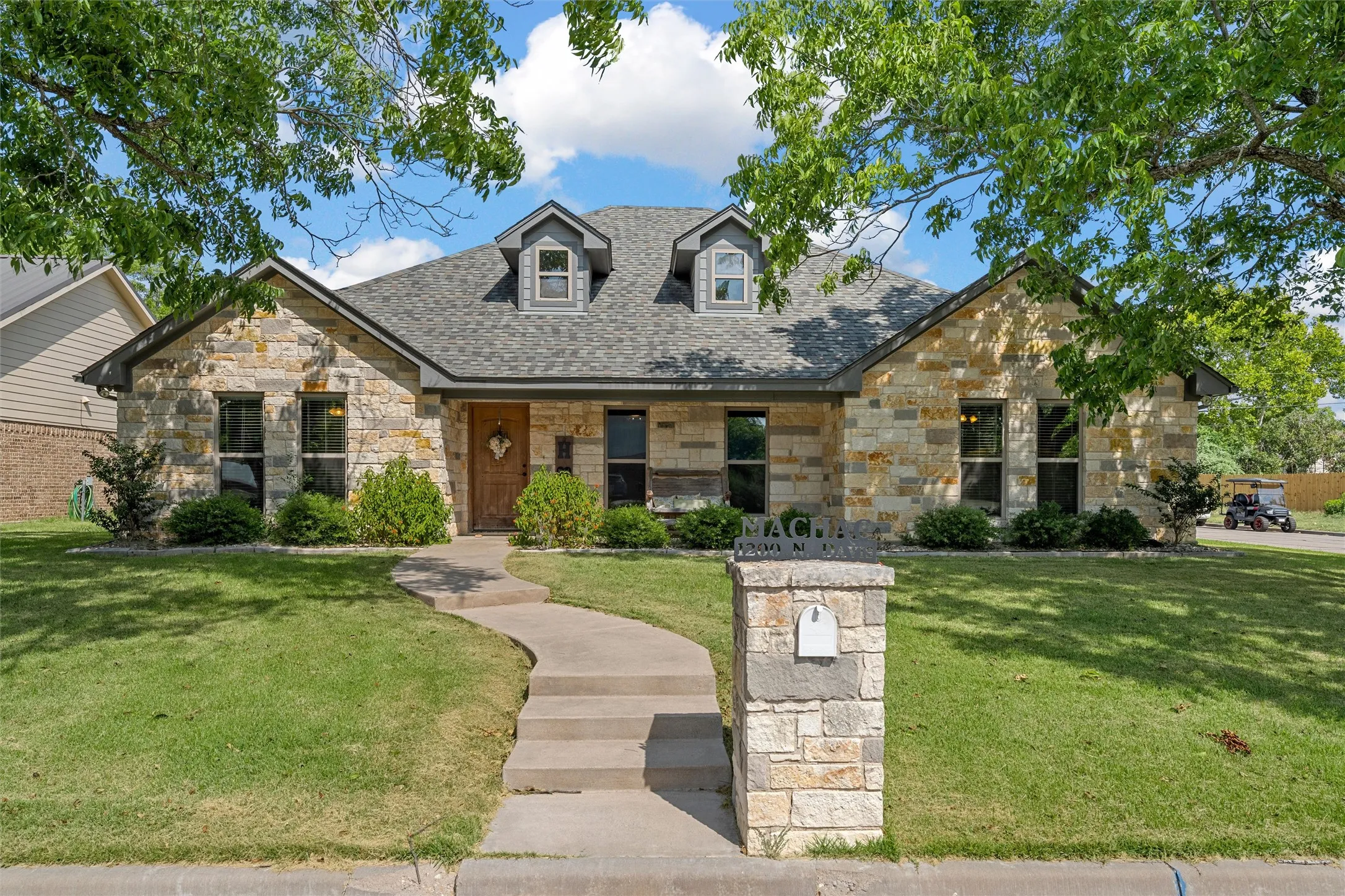 Single Family Residence For Sale in Mc Lennan County , 1200 N Davis Street, West, Texas 76691, 3 Bedroom, 4 Bathroom, 2 Garage spaces, 2,020 Sqft, built in 2016, mls#21351302, Real Estate Agent in West, Homes For Sale in Mc Lennan county, Homes For Sale in West, Realtor in West Texas, Real Estate Brokerage Independent Realty Texas, Luminita Cordes Realtor