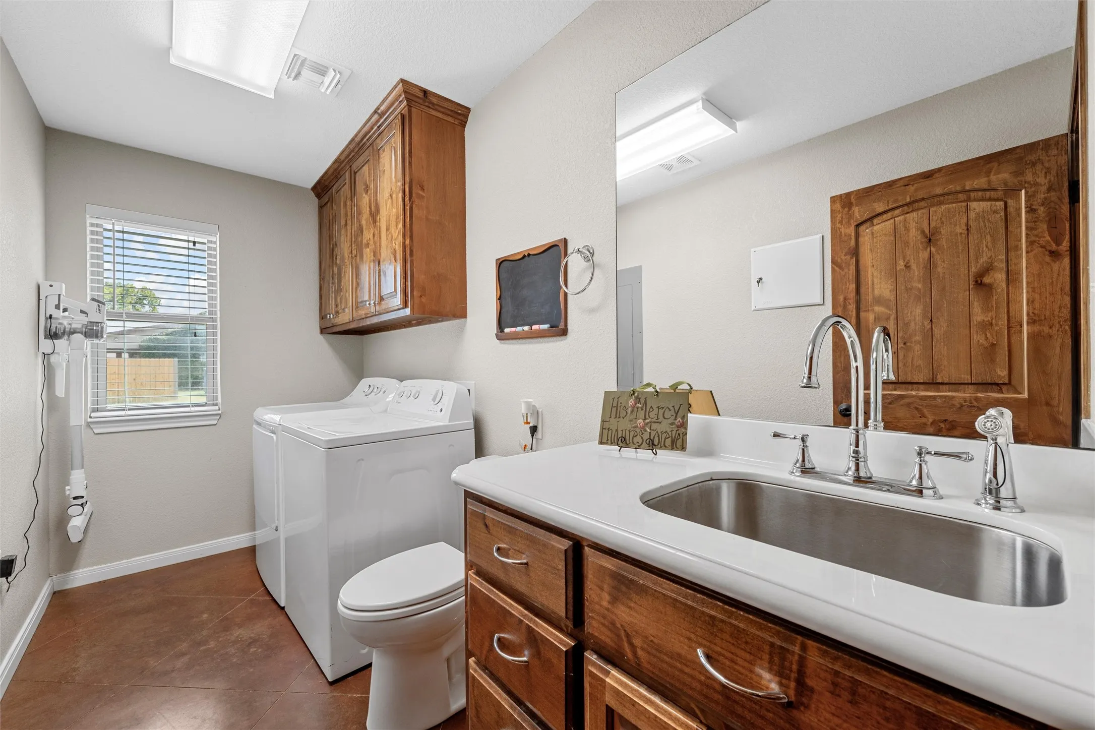 Single Family Residence For Sale in Mc Lennan County , 1200 N Davis Street, West, Texas 76691, 3 Bedroom, 4 Bathroom, 2 Garage spaces, 2,020 Sqft, built in 2016, mls#21351302, Real Estate Agent in West, Homes For Sale in Mc Lennan county, Homes For Sale in West, Realtor in West Texas, Real Estate Brokerage Independent Realty Texas, Luminita Cordes Realtor