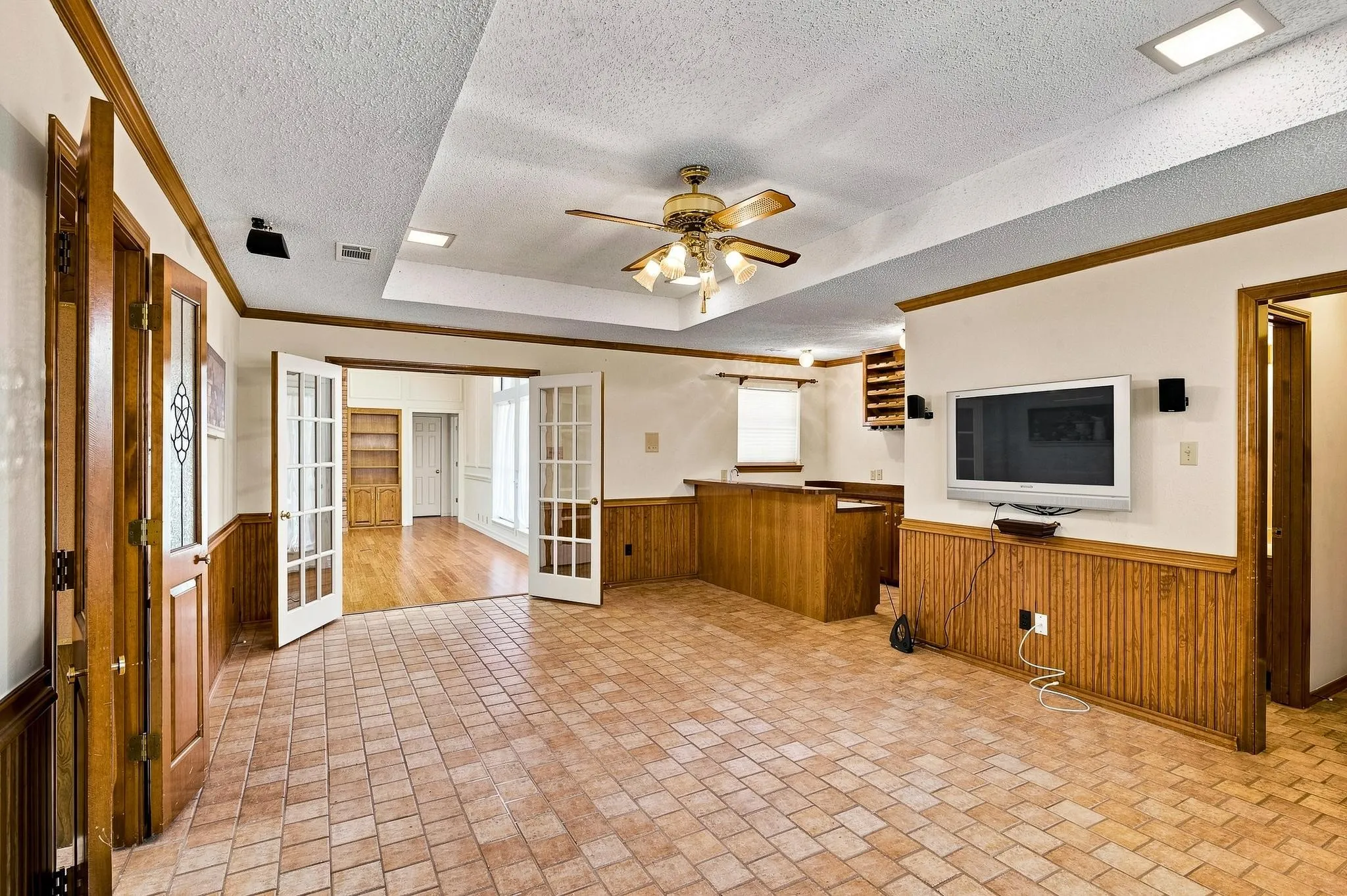 Game room w/wet bar